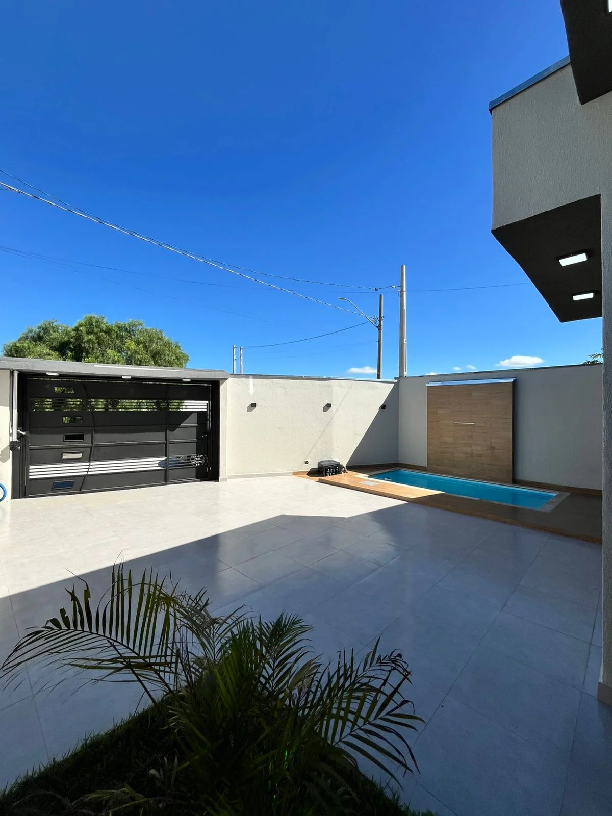 Casa à Venda em Pindamonhangaba com Piscina Privativa — 3 Dormitórios, Suíte, 102 m² | Próxima ao Centro