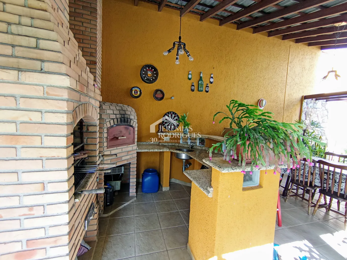 Casa assobradada à venda com 3 suítes no Condomínio Fortaleza em Taubaté/SP.