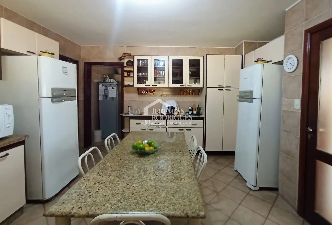 Casa à venda com 4 dormitórios no Condomínio Village Paineiras em Pindamonhangaba/SP.