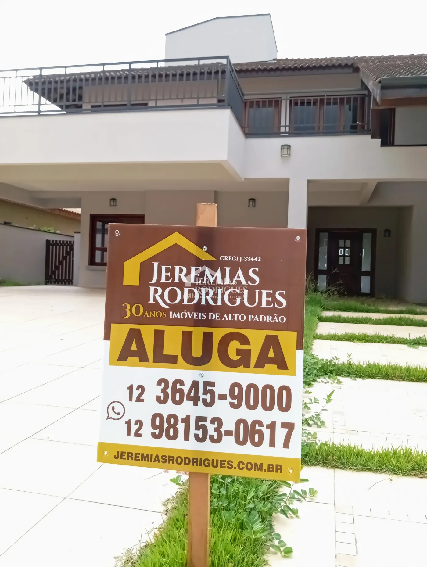 Casa à venda e locação com 4 suítes no Condomínio Colonial Village I em Pindamonhangaba/SP.