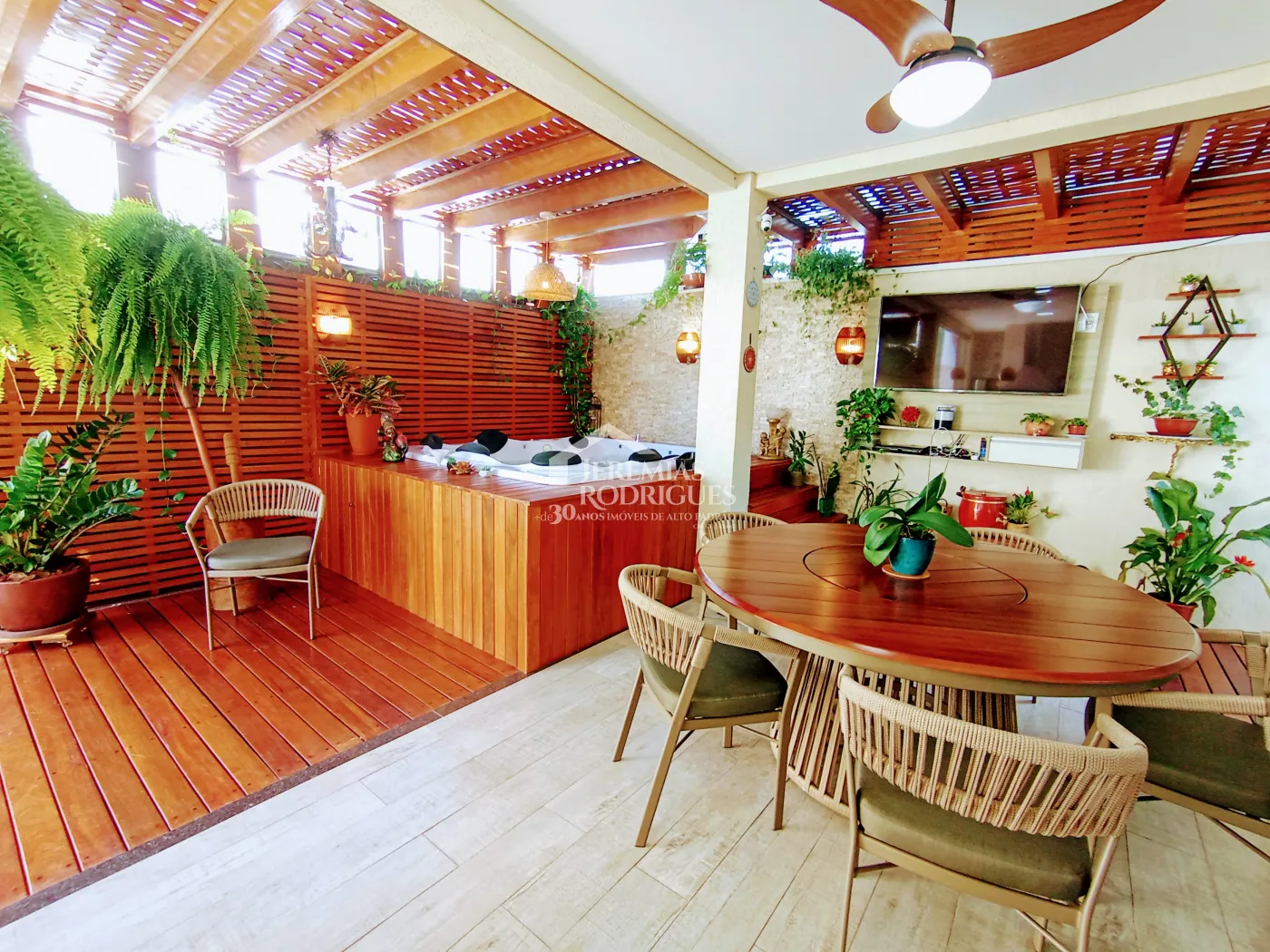 Casa para venda com 3 dormitórios no Condomínio Campos Do Conde II Versailles em Tremembé/SP