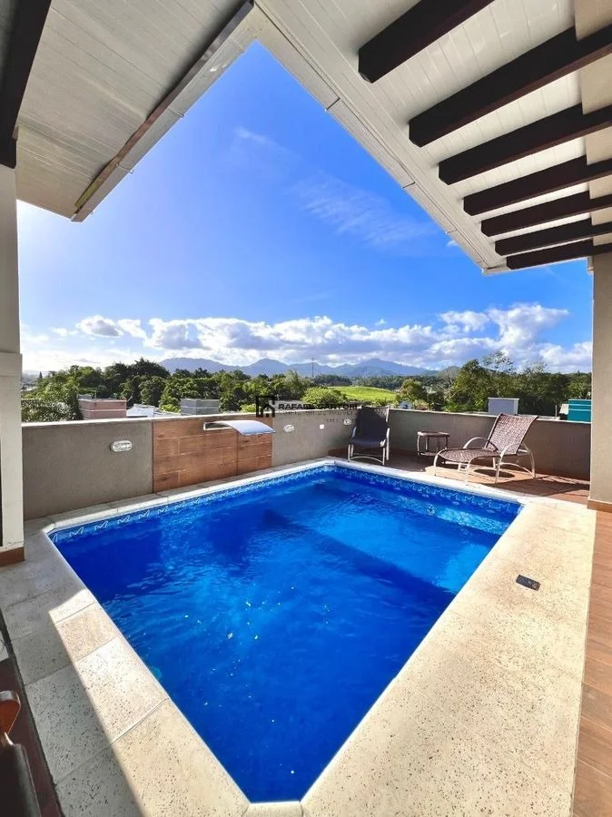CASA COM PISCINA NO BAIRRO AMIZADE