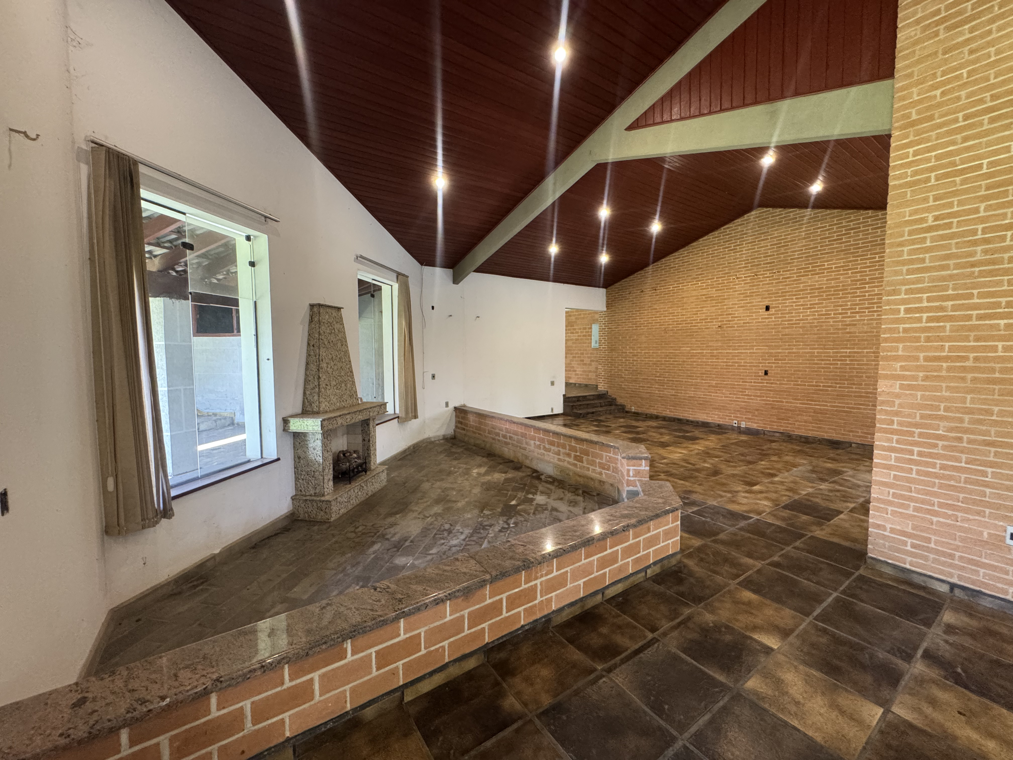 Casa à venda com 5 dormitórios no Condomínio Village Paineiras em Pindamonhangaba/SP.