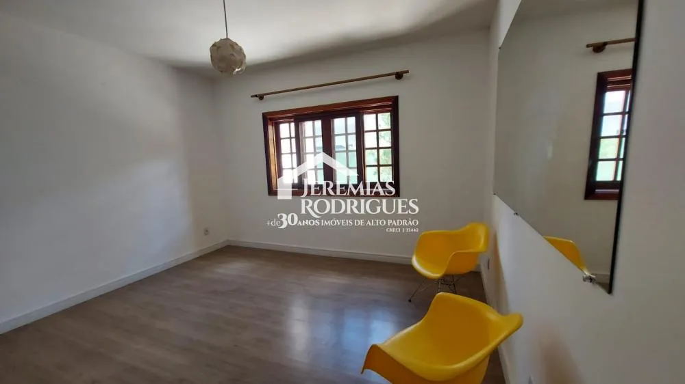 Casa térrea com 5 dorm - Condomínio Village Paineiras.