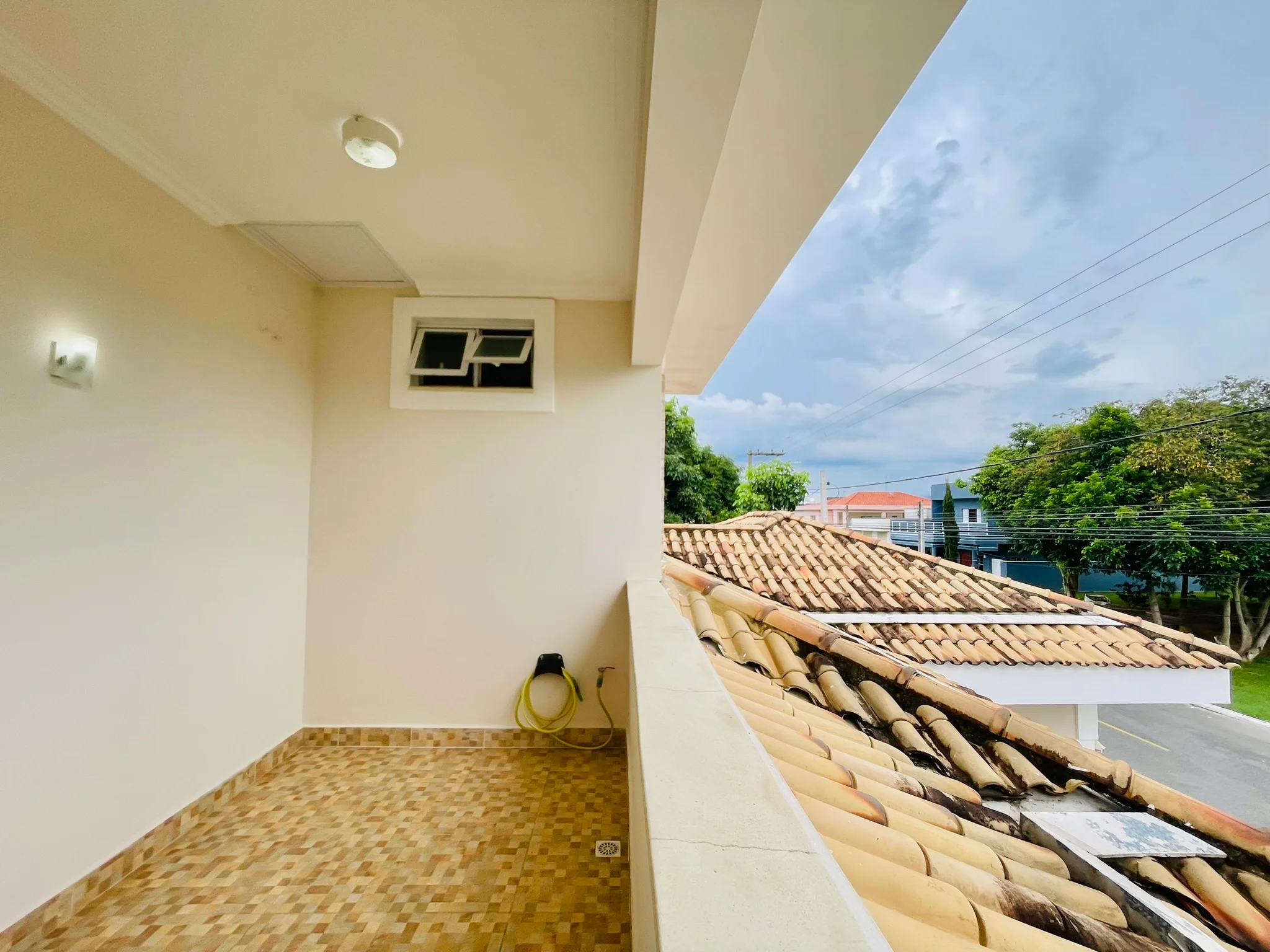 Casa à venda com 4 dormitórios no Condomínio Jardim Oásis em Taubaté/SP. 