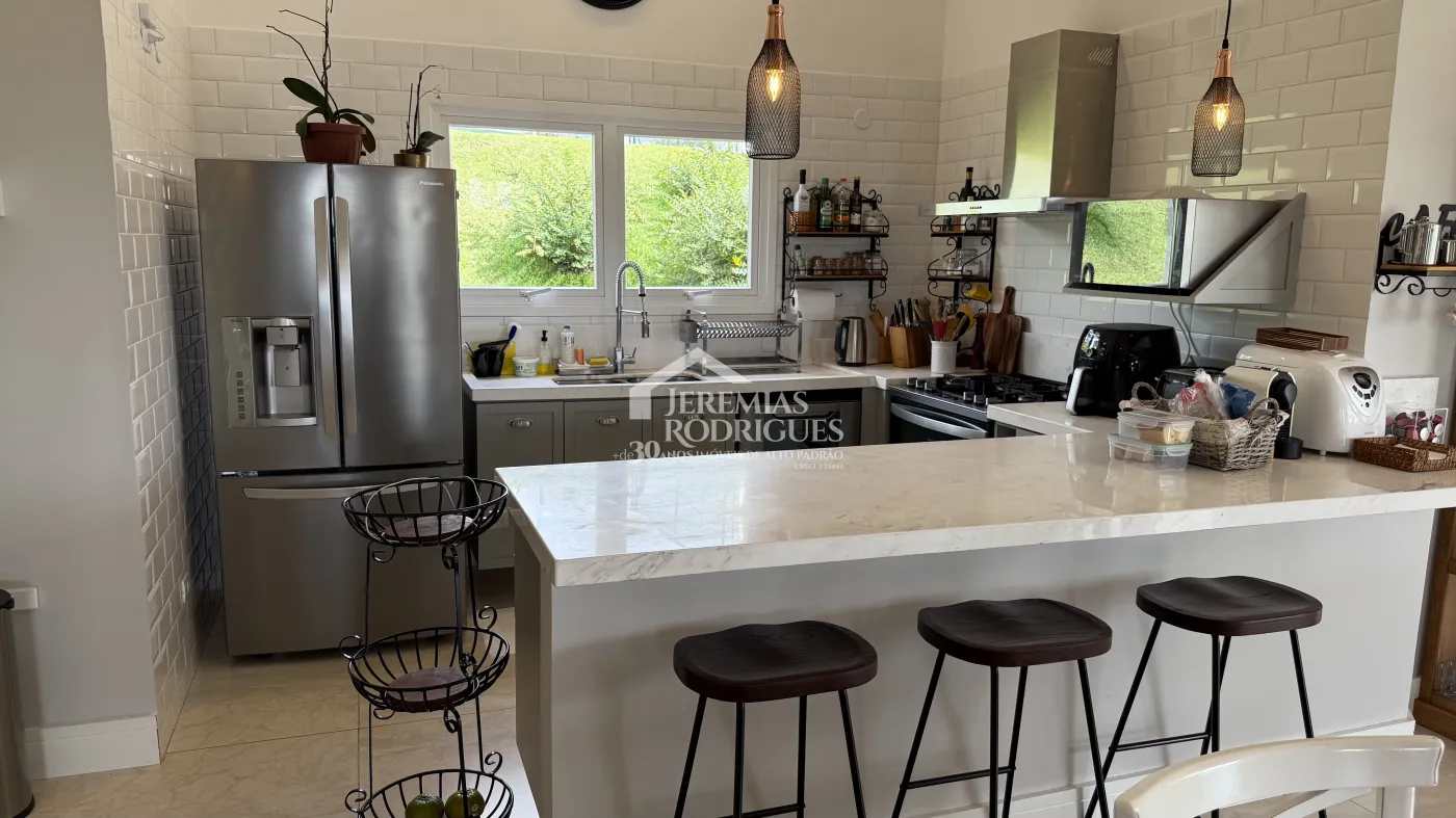 Casa à venda com 4 suítes no Condomínio Jardim Monte Belo em Campos do Jordão/SP.