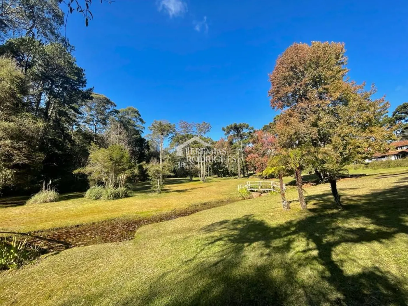 Terreno à venda com 1.068,58 m² no Condomínio Reserva Figueiredo em Campos do Jordão/SP.