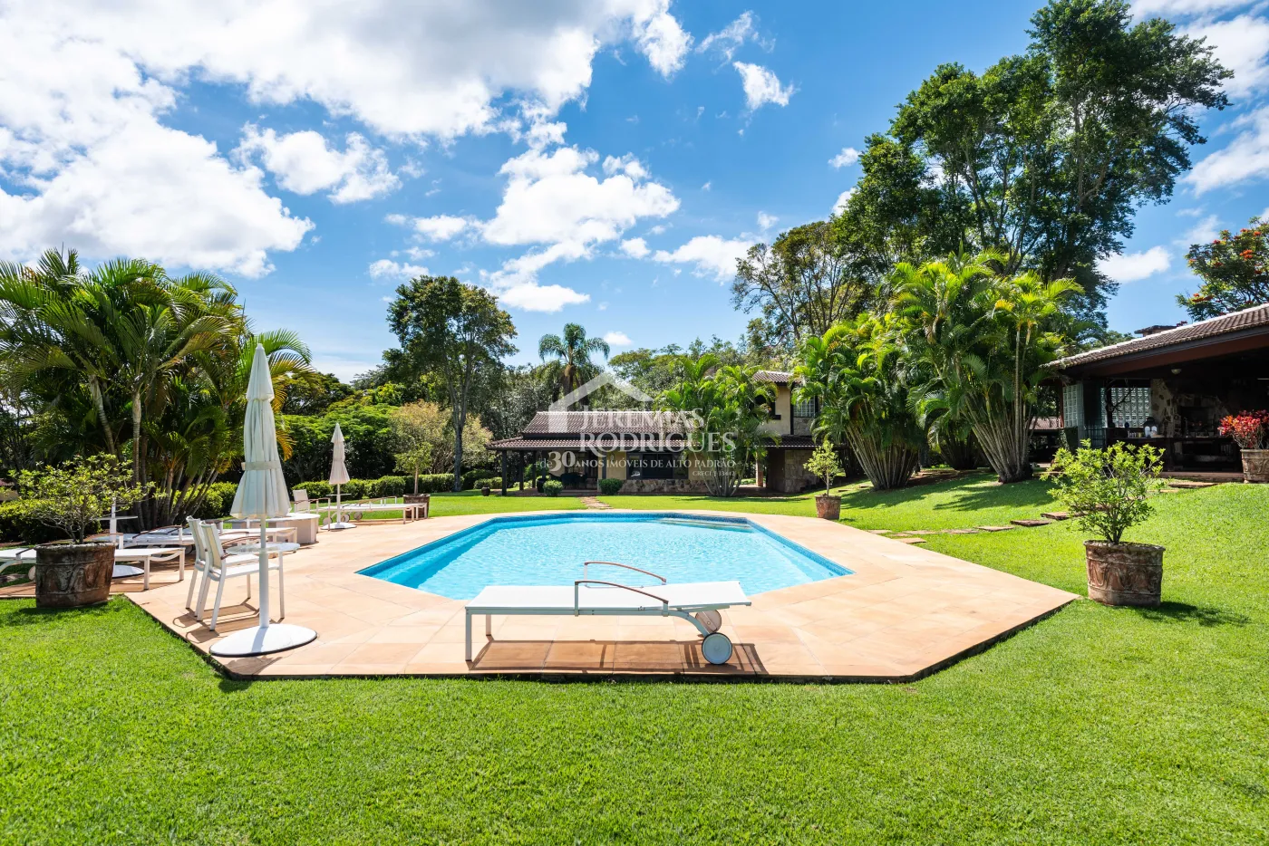 Sitio com 9 suítes, 2.600 m² - Piracaia/SP.