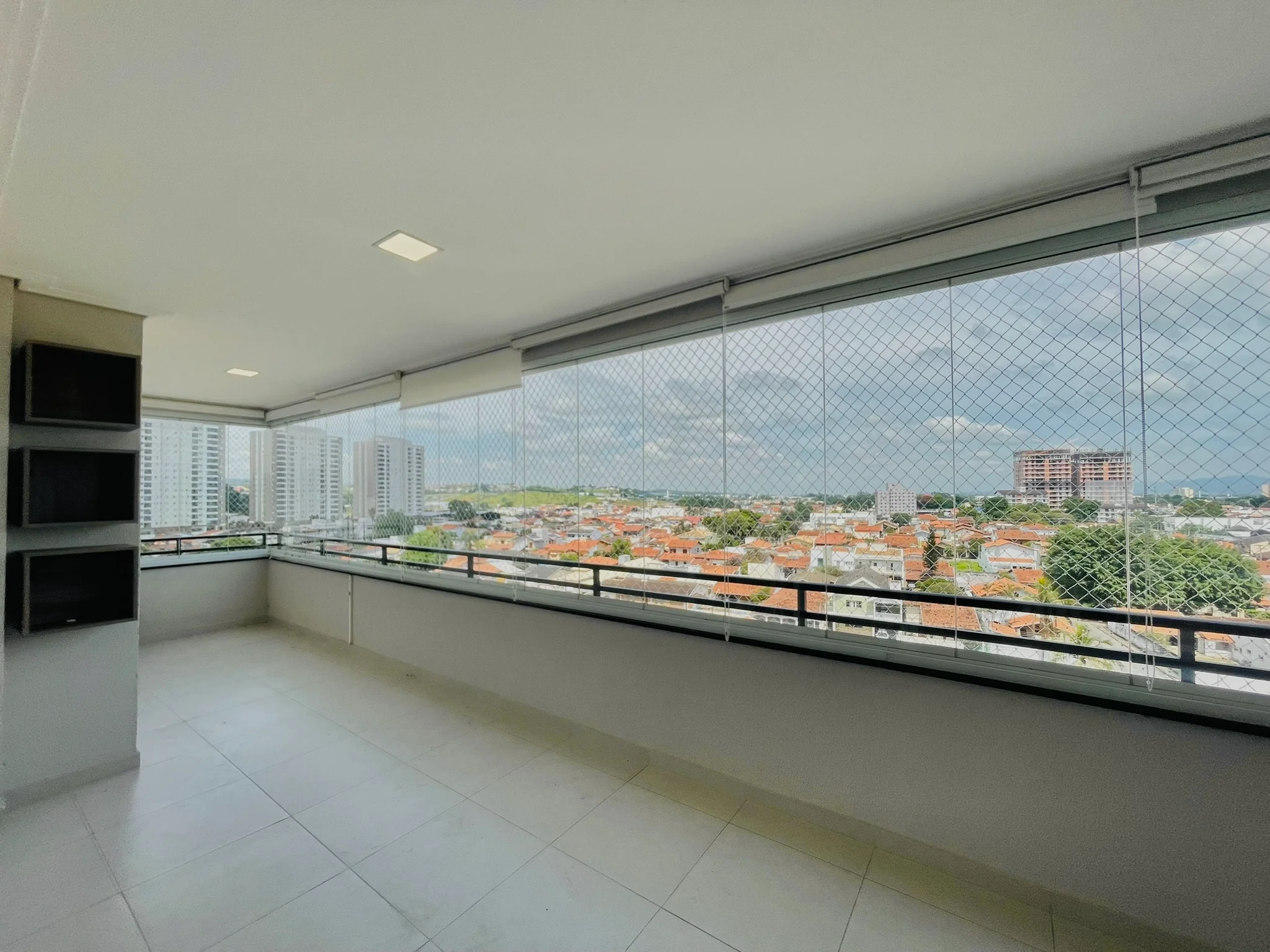 Apartamento à venda com 3 suítes no Condomínio Gran Terrace em Taubaté/SP. 