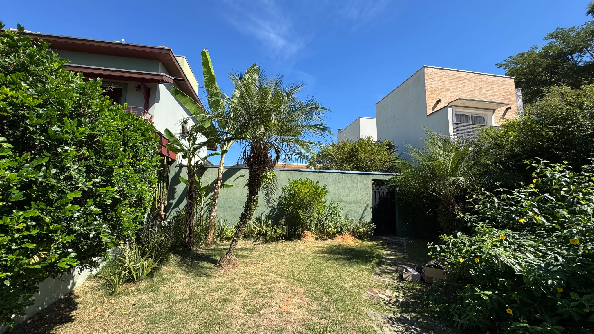 Casa e terreno á venda no Condomínio Campos do Conde III em Tremembé/SP.