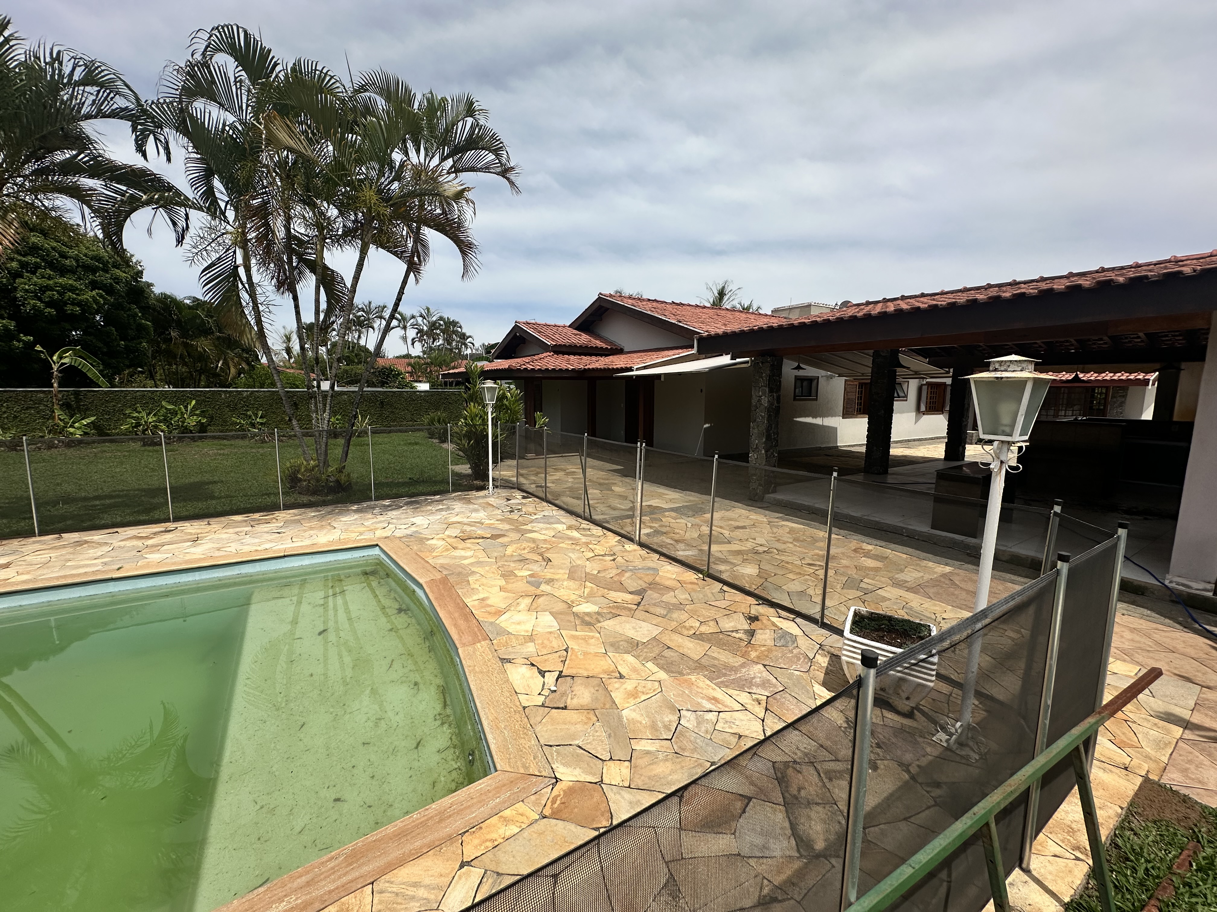 Casa para venda e locação com 6 dormitórios no Condomínio Village Paineiras em Pindamonhangaba/SP.