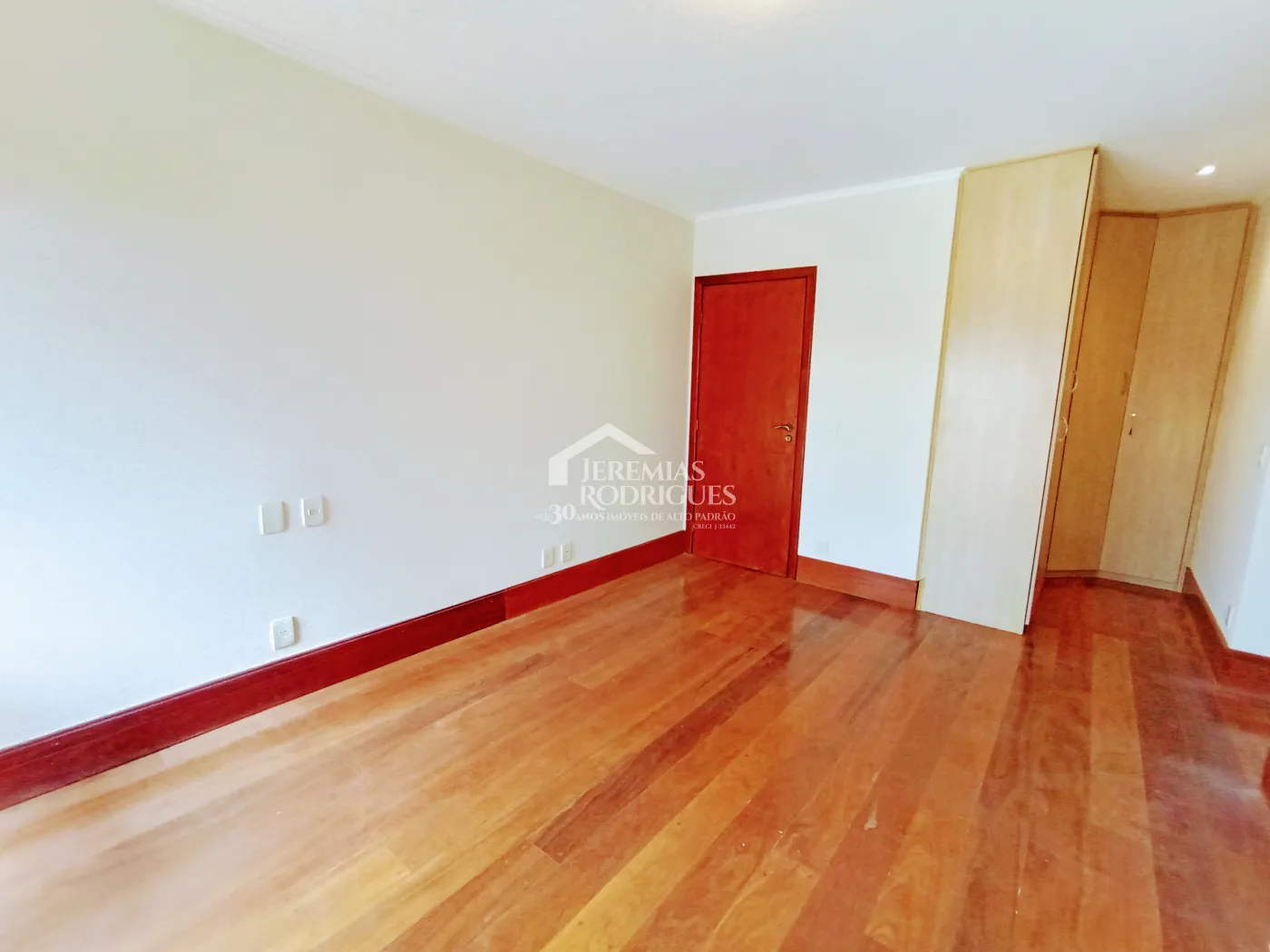 Casa à venda e locação com 4 suítes no Condomínio Colonial Village I em Pindamonhangaba/SP.