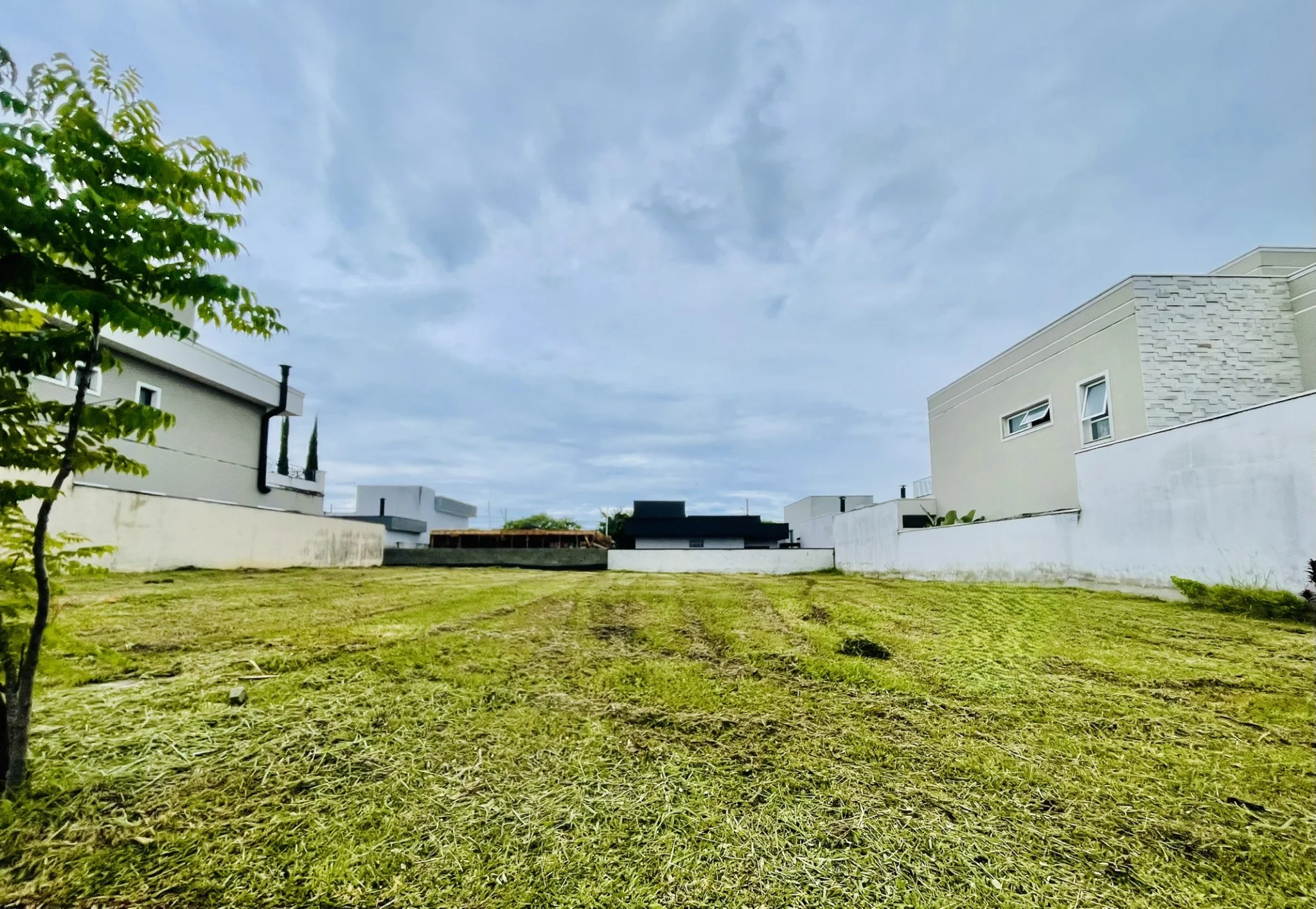 Terreno à venda com 300 m² no Condomínio Ouro Ville em Taubaté/SP. 