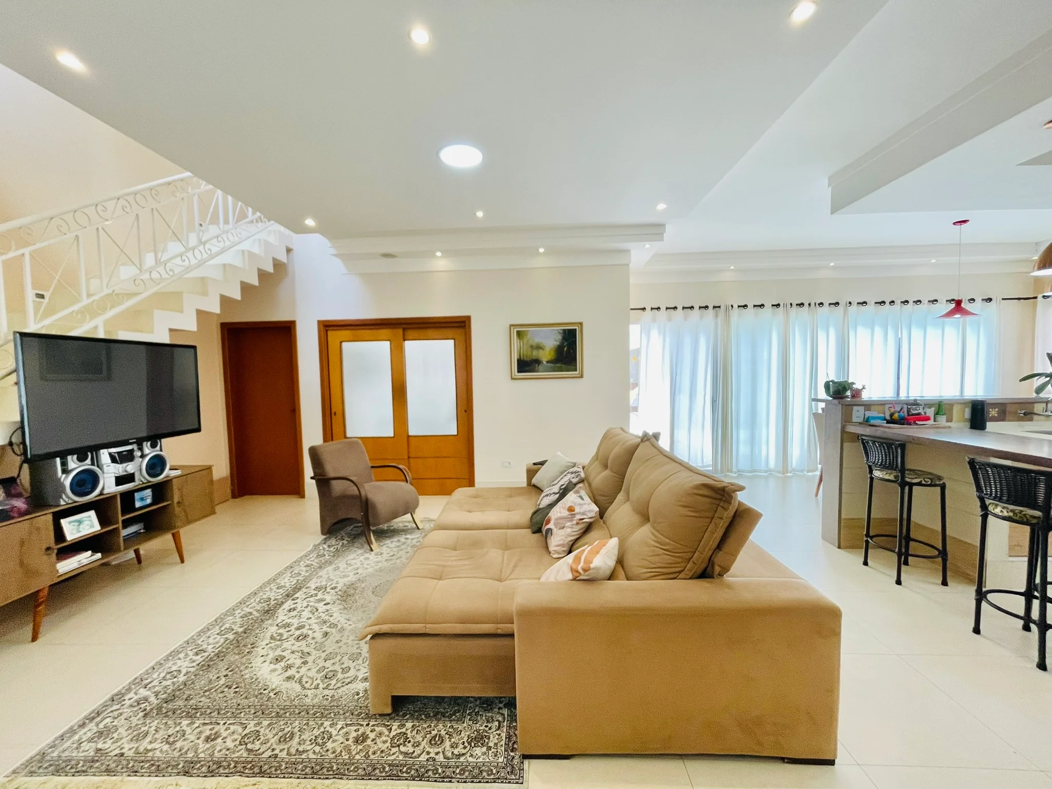 Casa à venda com 4 dormitórios no Condomínio Jardim Oásis em Taubaté/SP. 