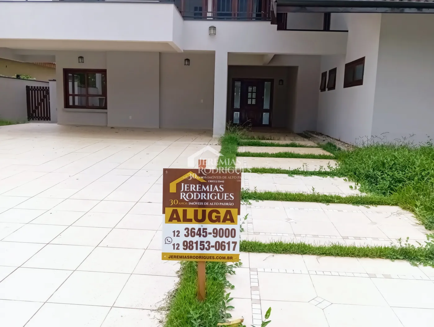 Casa à venda e locação com 4 suítes no Condomínio Colonial Village I em Pindamonhangaba/SP.