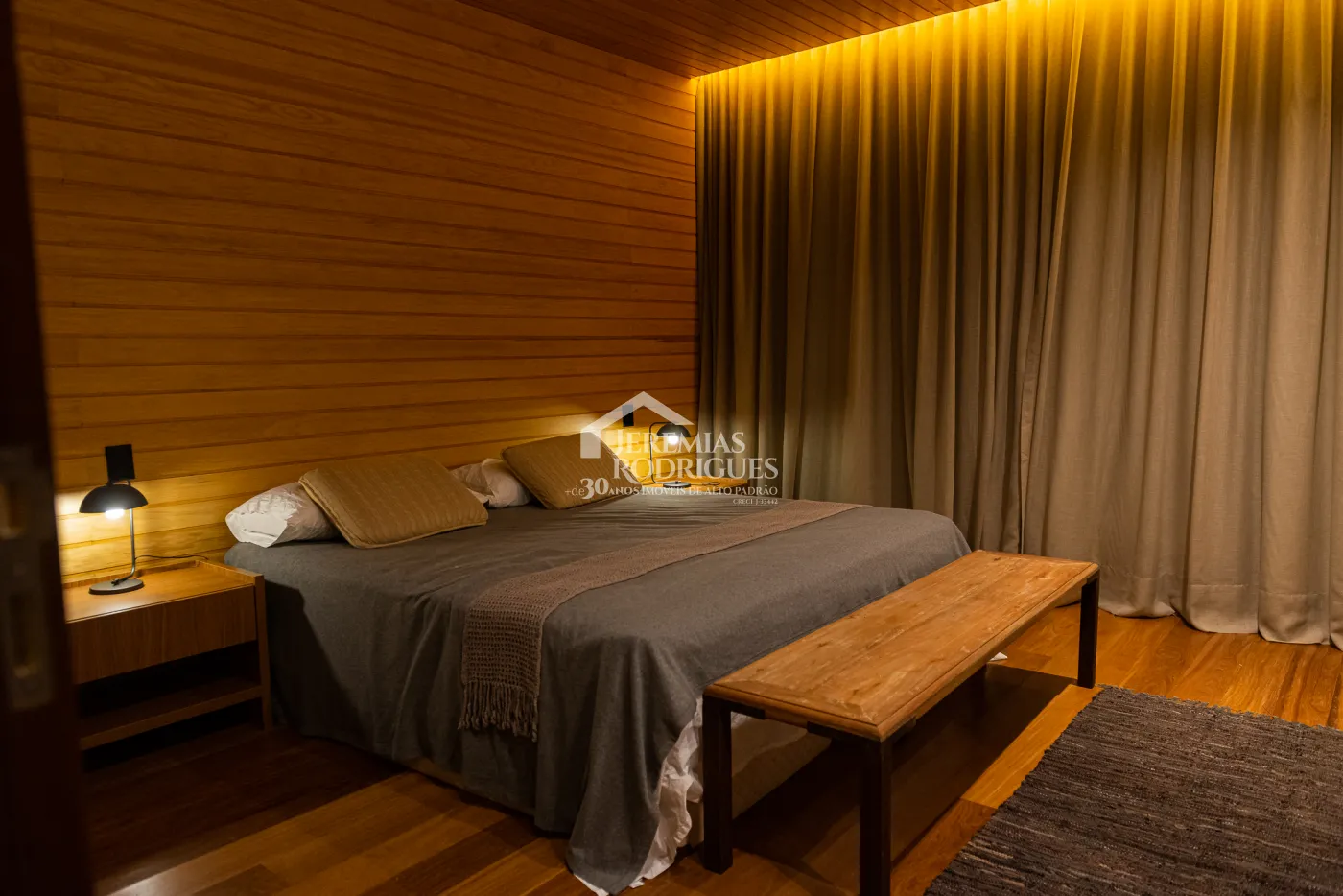 Casa com 5 quartos, 560 m²- Colinas Capivari - Campos do Jordão/SP