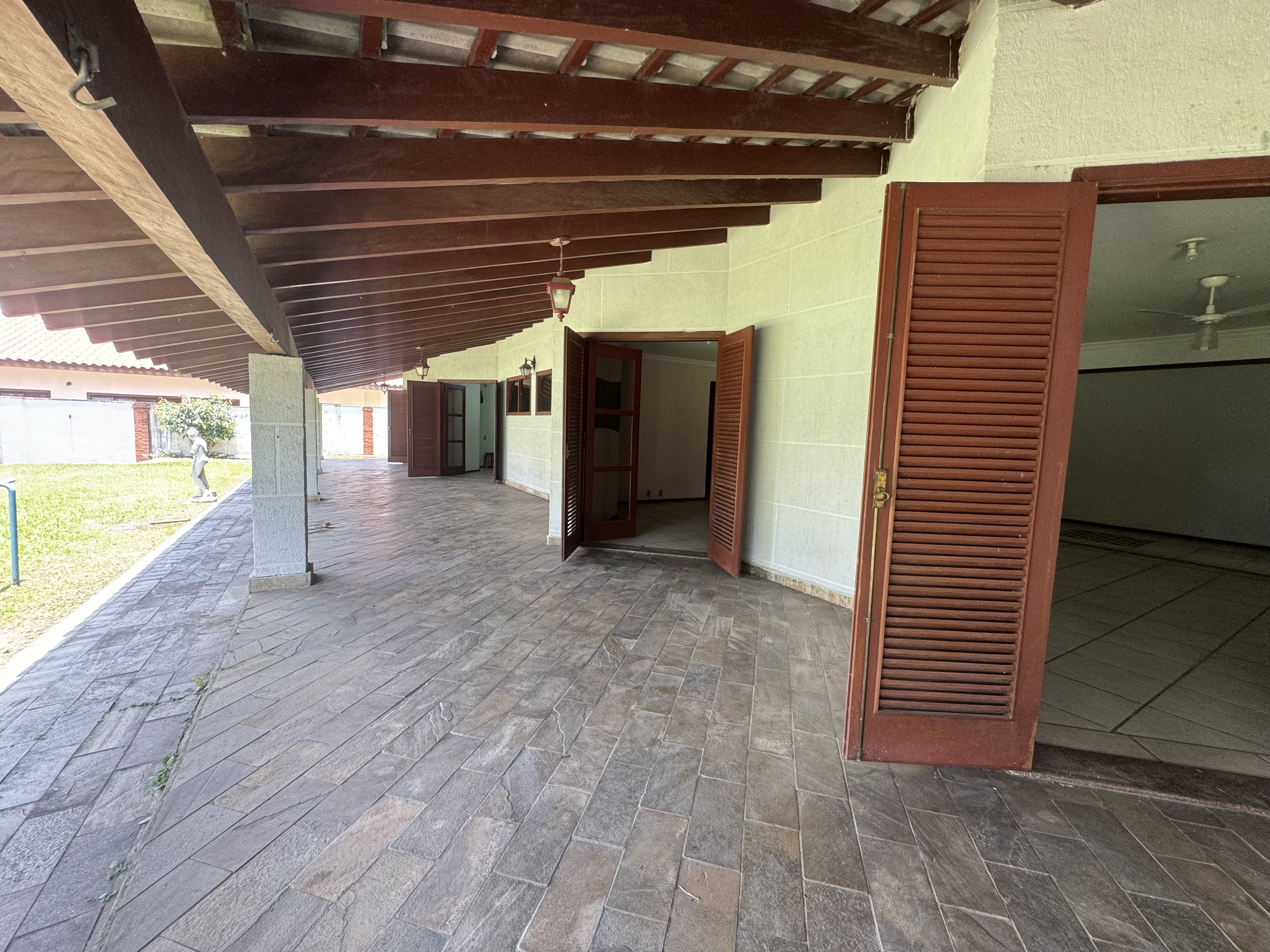 Casa à venda com 5 dormitórios no Condomínio Village Paineiras em Pindamonhangaba/SP.