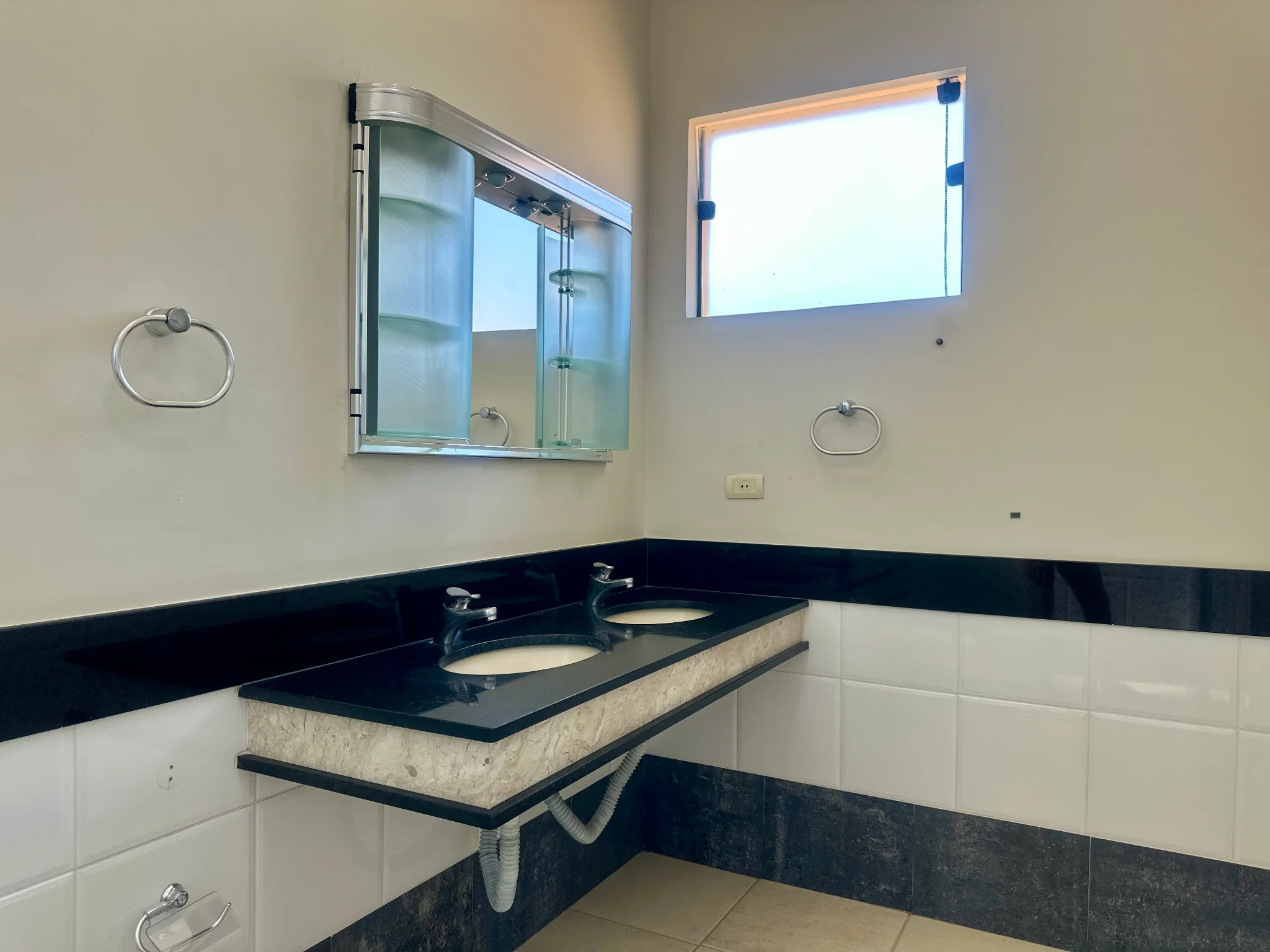 Casa para venda e locação no Condomínio Taubaté Village em Taubaté/SP.