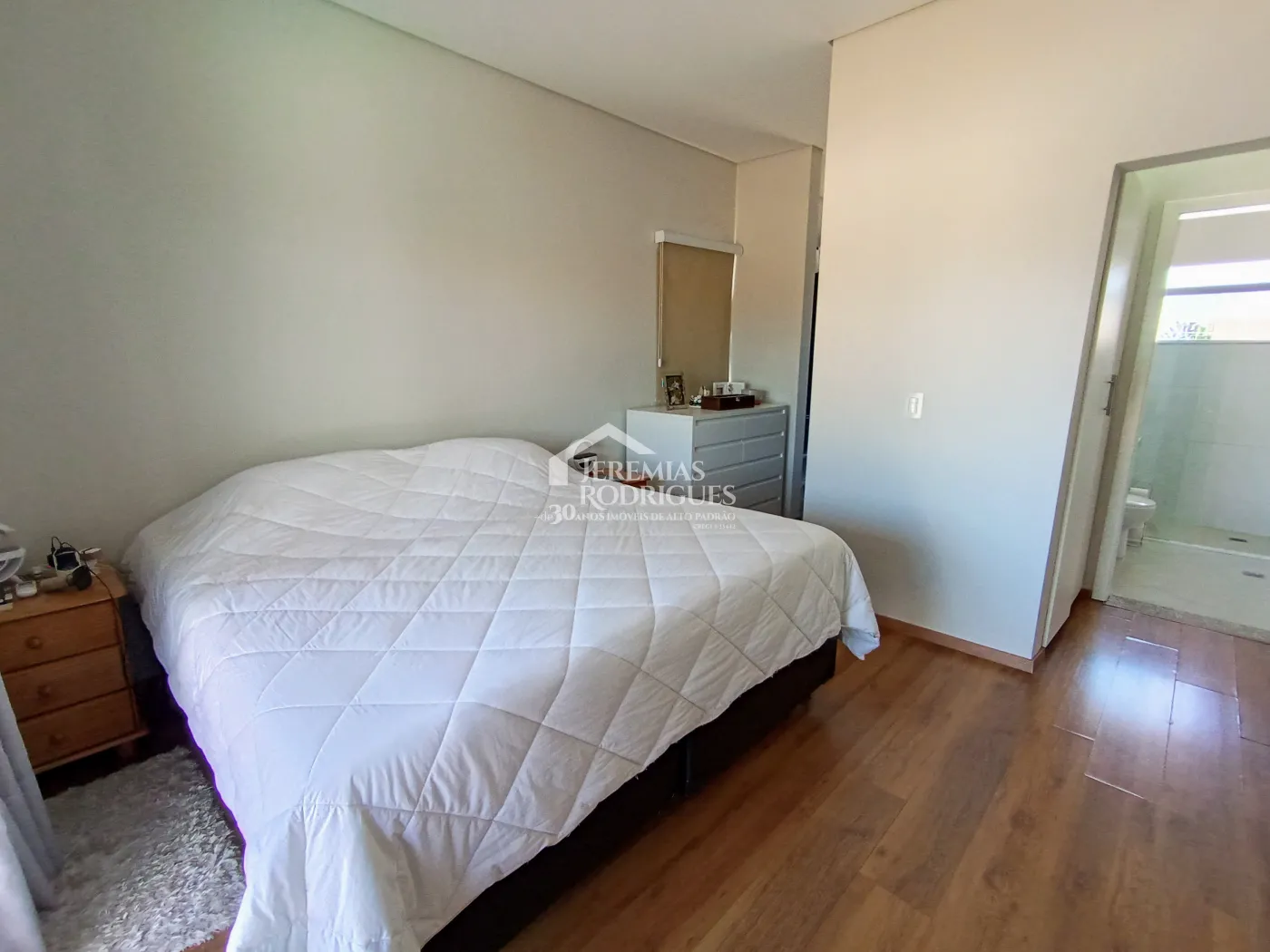 Casa à venda com 3 suítes no Condomínio Reserva dos Lagos em Pindamonhangaba/SP.