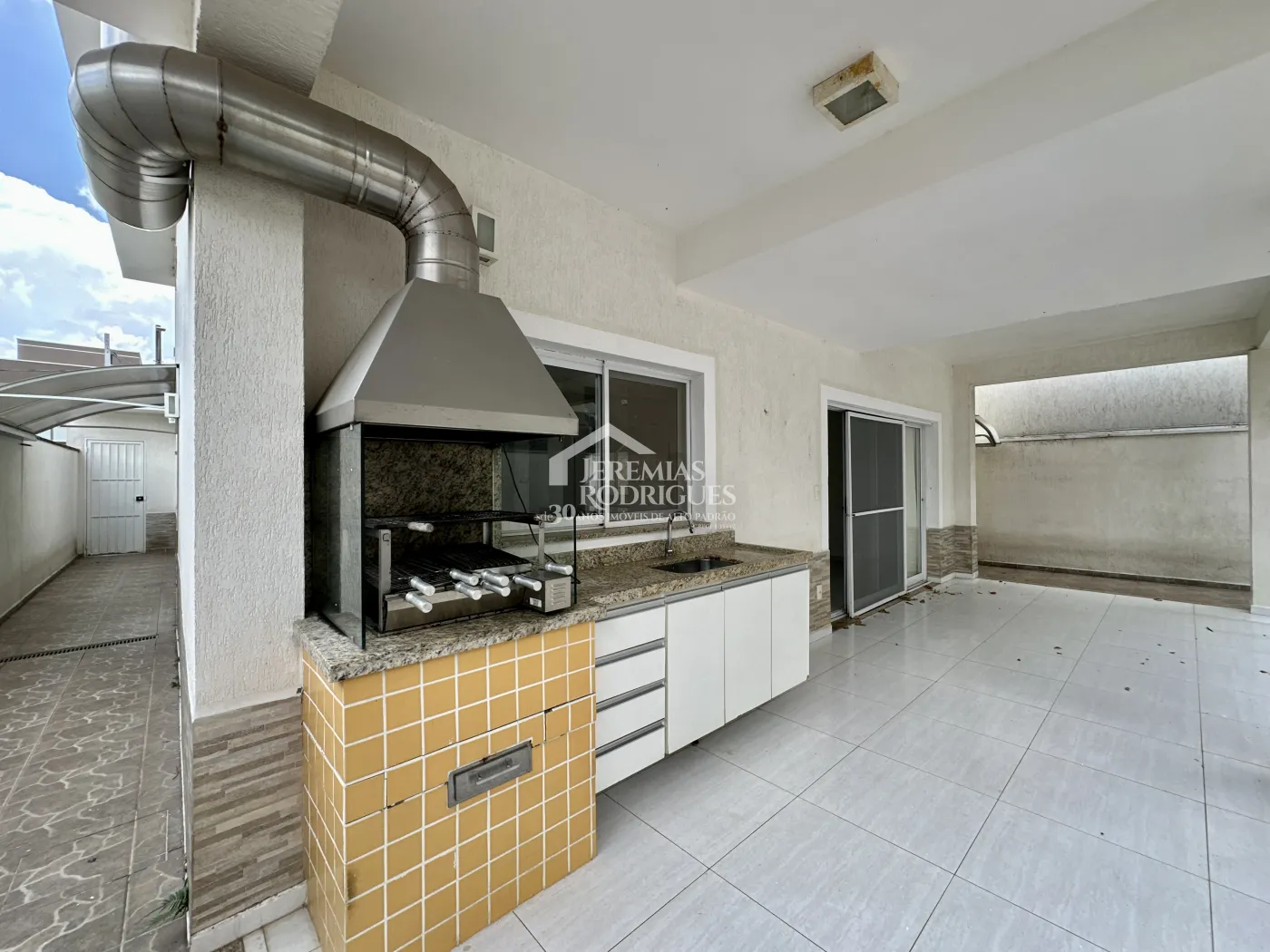 Casa para venda e locação com 4 suítes no Condomínio Campos do Conde II em Tremembé/SP