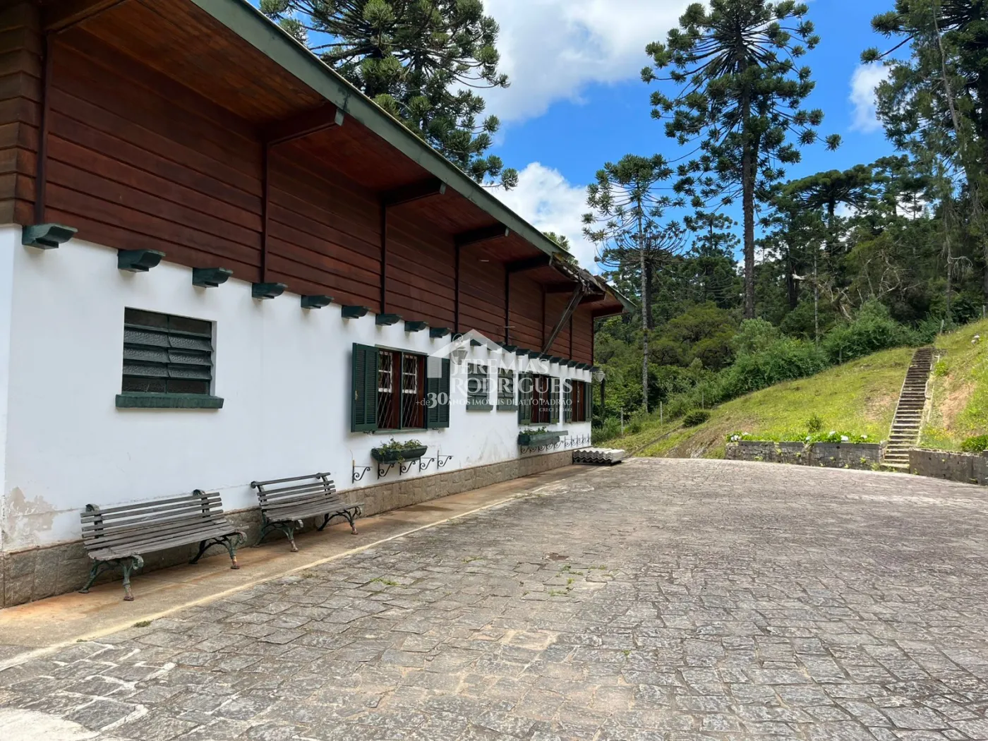 Casa para venda com 3 dormitórios no Jardim do Embaixador em Campos do Jordão/SP