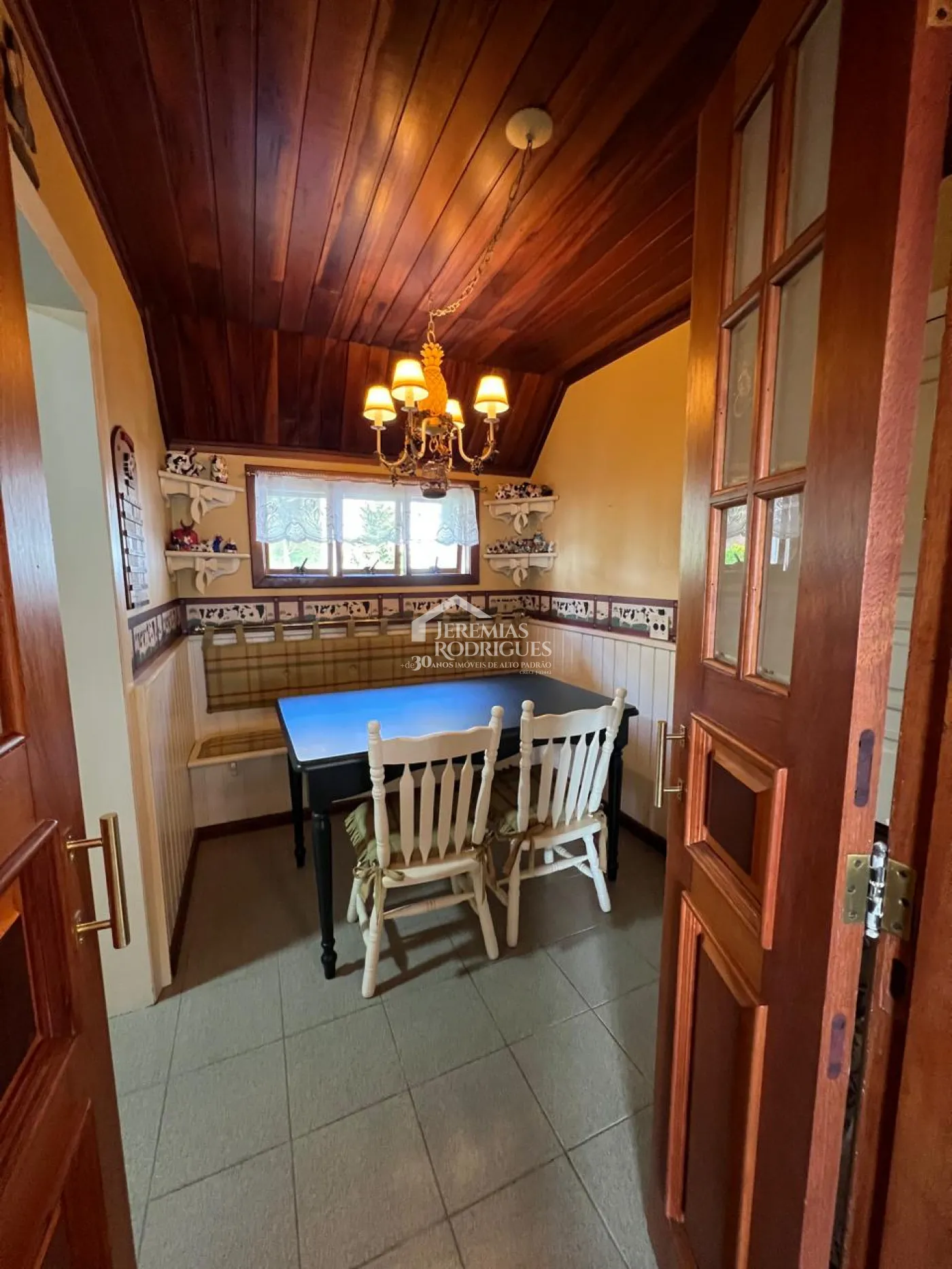 Apartamento à venda com 4 dormitórios, 324m² no Condomínio Le Bourg Saint Maurice em Campos do Jordão/SP.