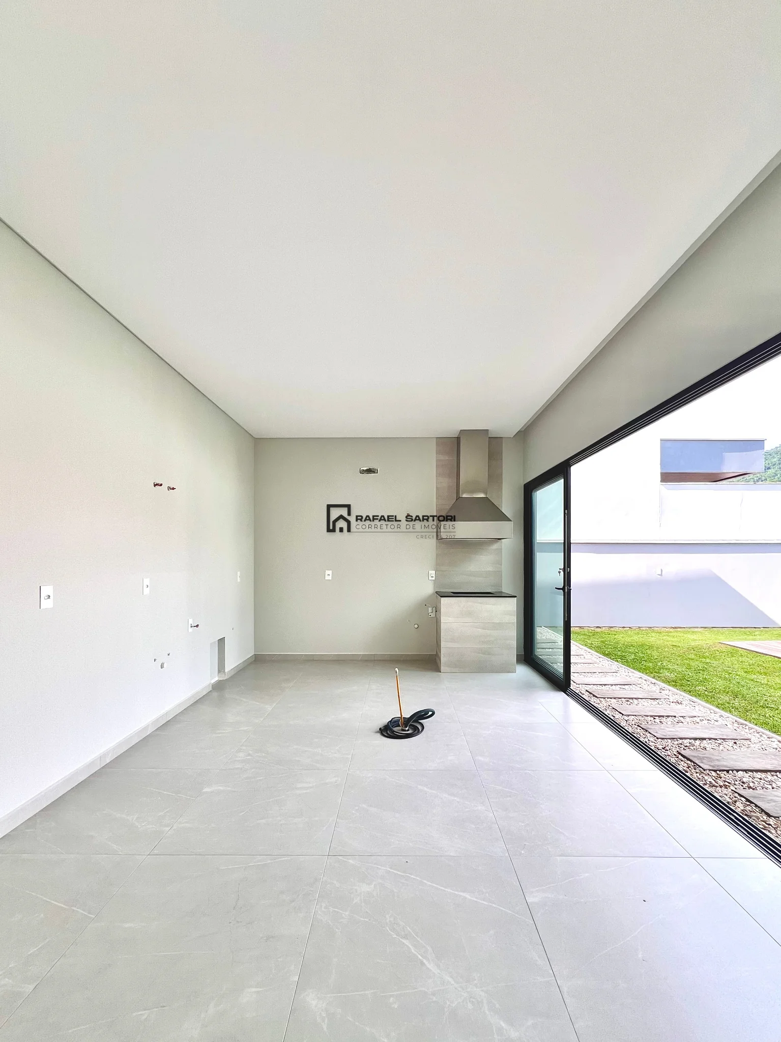 CASA NOVA COM 04 QUARTOS NO AMIZADE