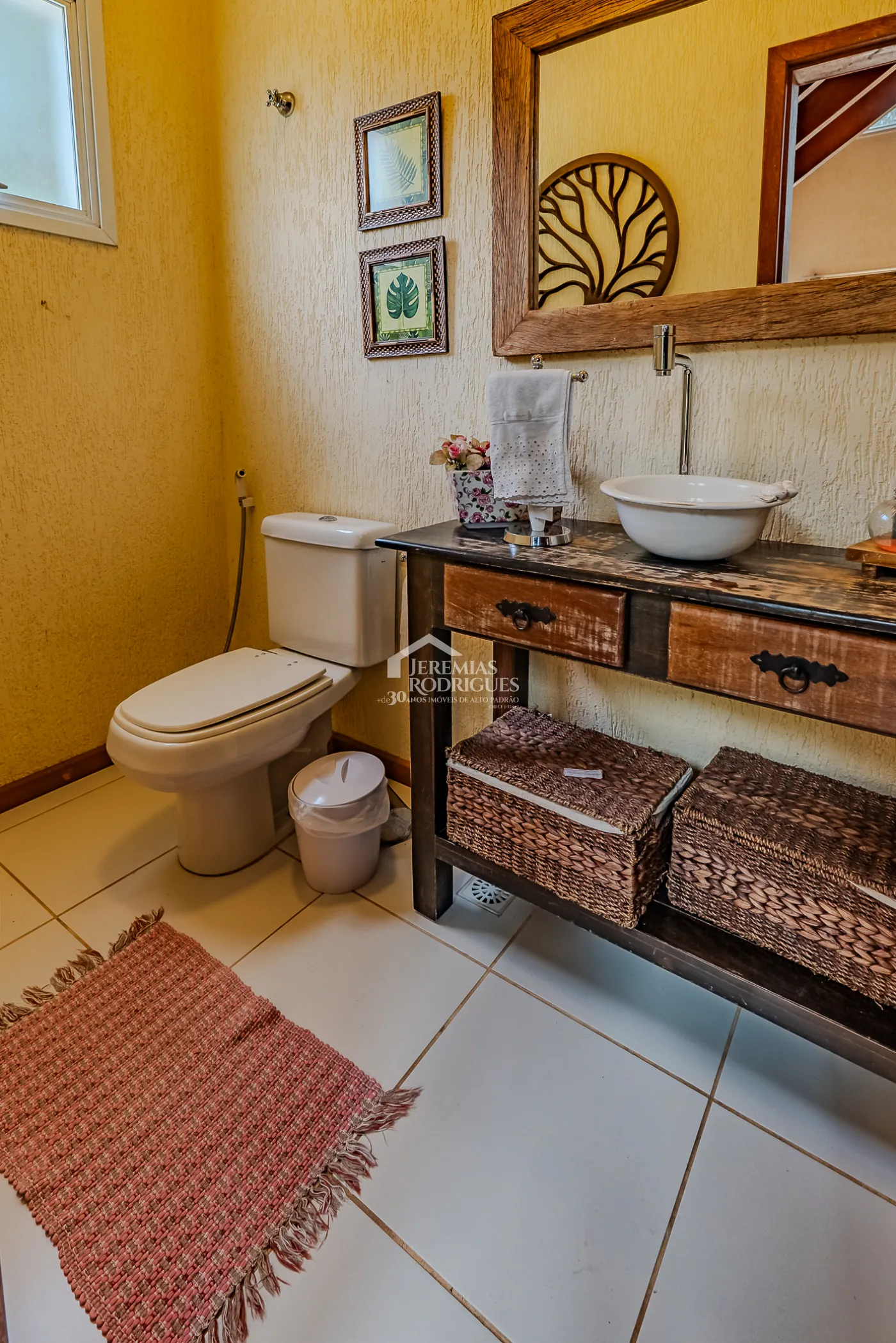 Casa assobradada à venda com 3 dormitórios no Condomínio Parque da Mantiqueira em Santo Antônio do Pinhal/SP.