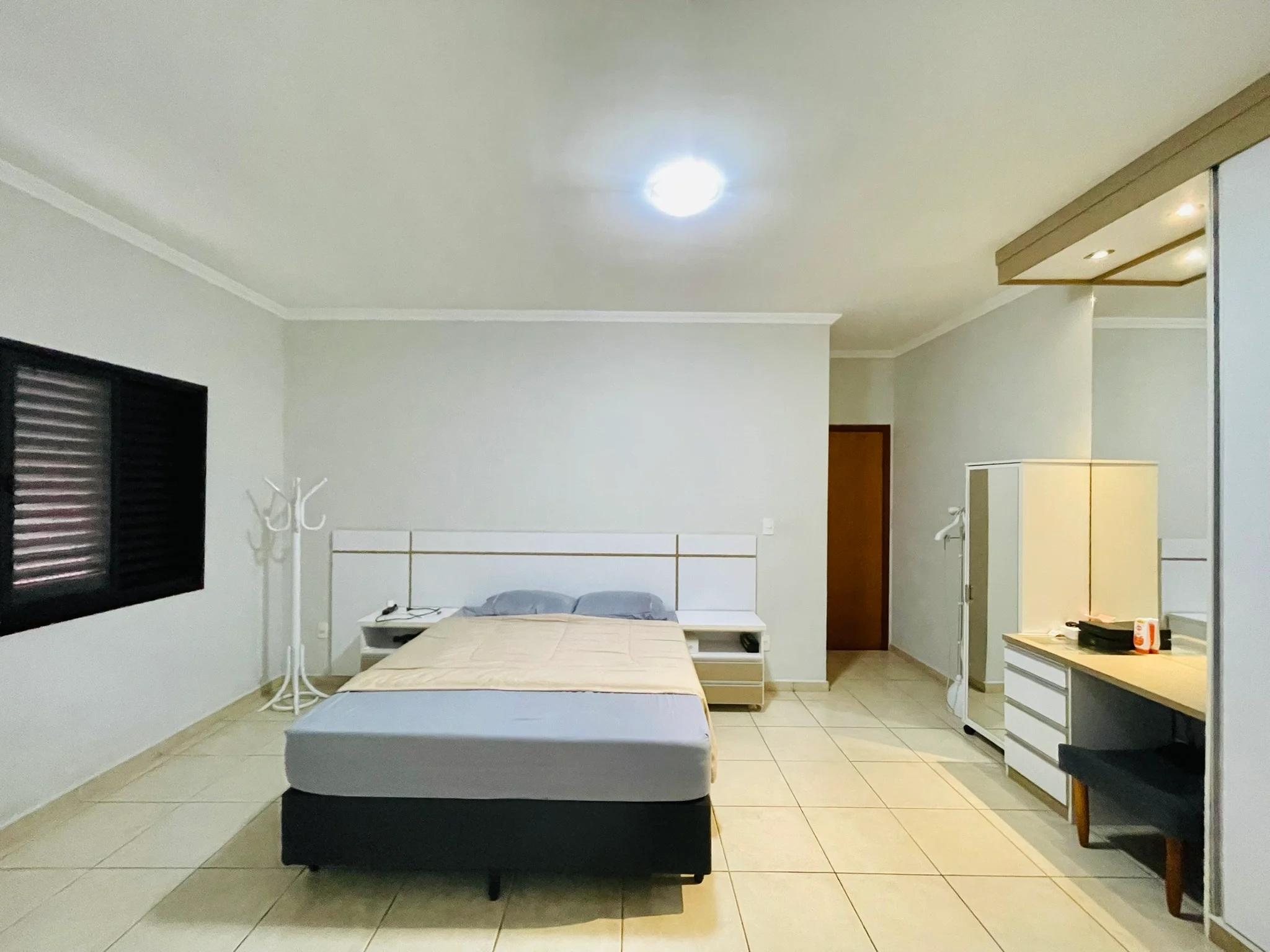 Casa à venda com 4 dormitórios no Condomínio Colonial Village I em Pindamonhangaba/SP. 