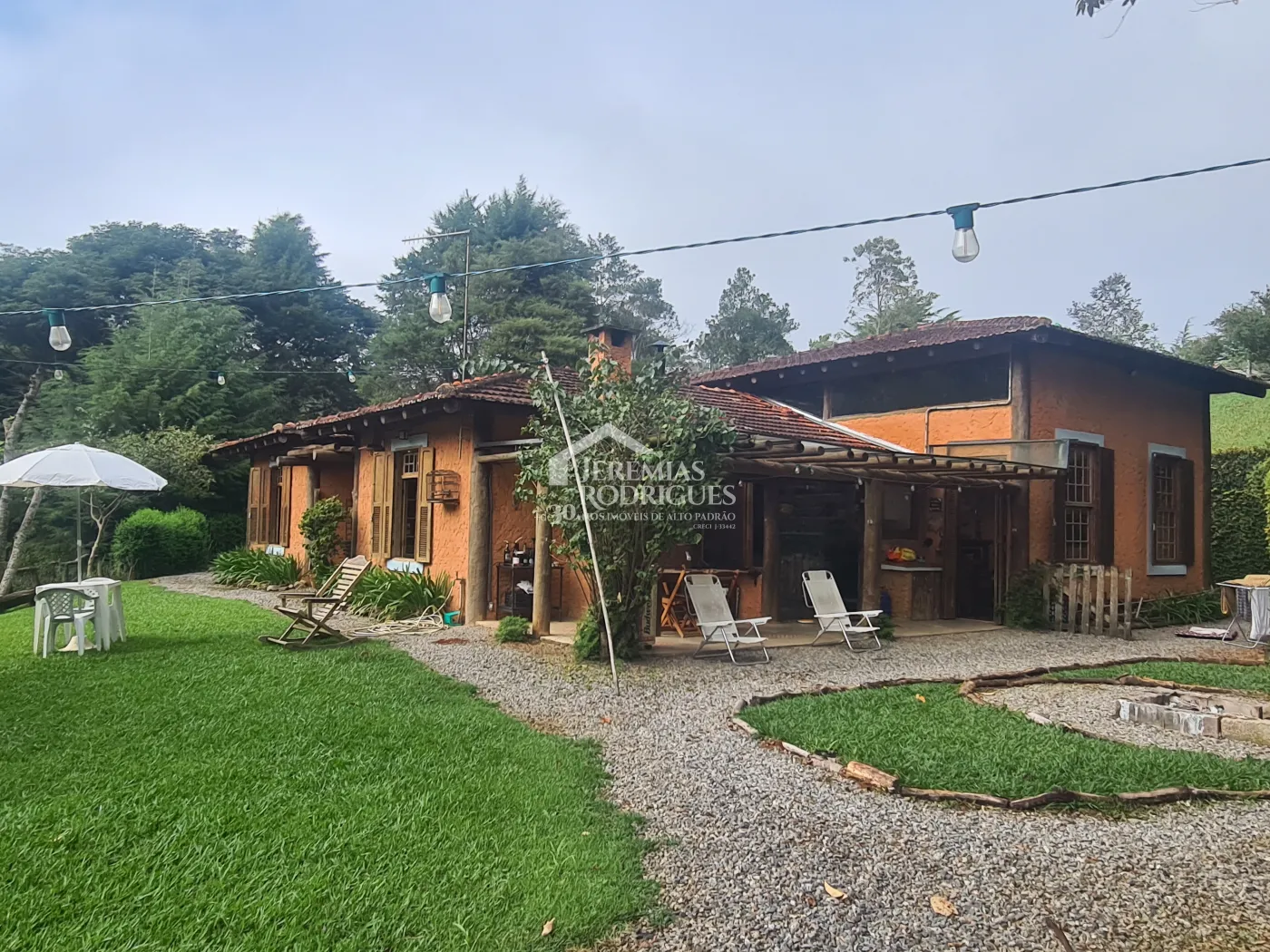 Chácara à venda com 400 m² no bairro Santa Cruz em Santo Antônio do Pinhal/SP.