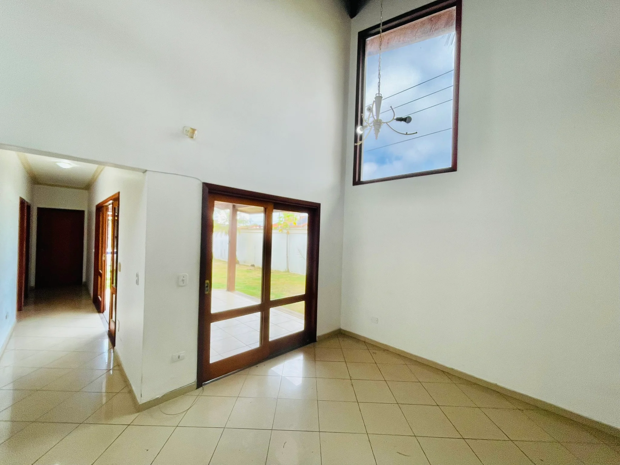 Casa para venda e locação no bairro Lessa em Pindamonhangaba/SP.