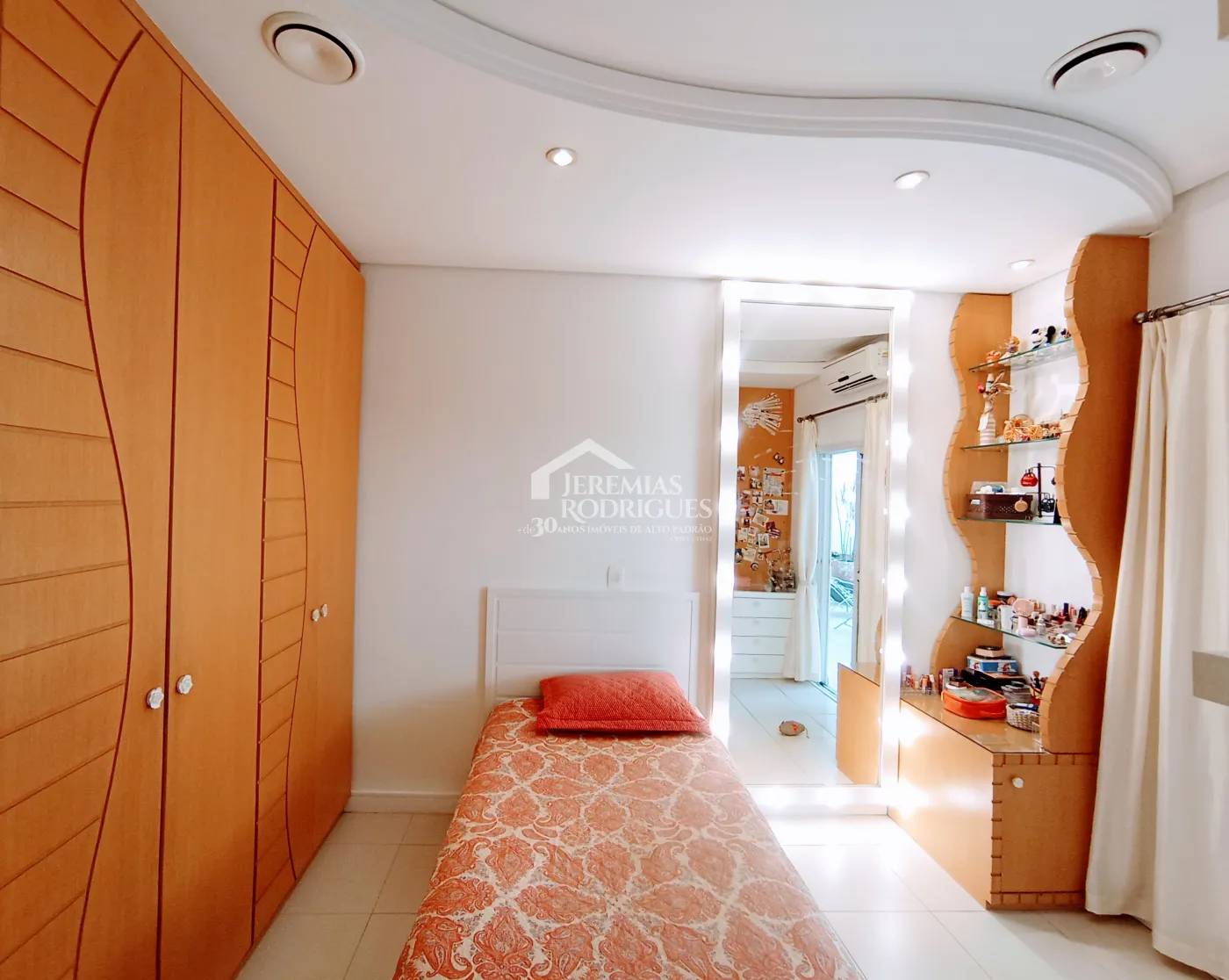 Casa à venda com 4 dormitórios no Condomínio Taubaté Village em Taubaté/SP.