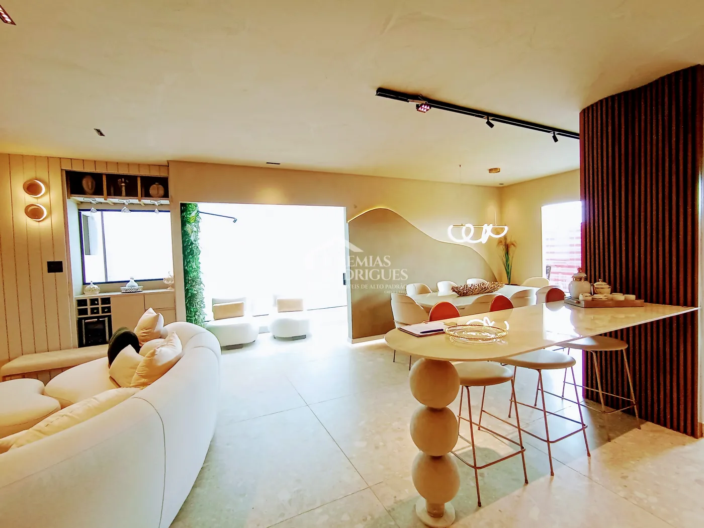 Apartamento à venda com 3 dormitórios, 117 m² no Condomínio Tríade Century Plaza em Taubaté/SP.