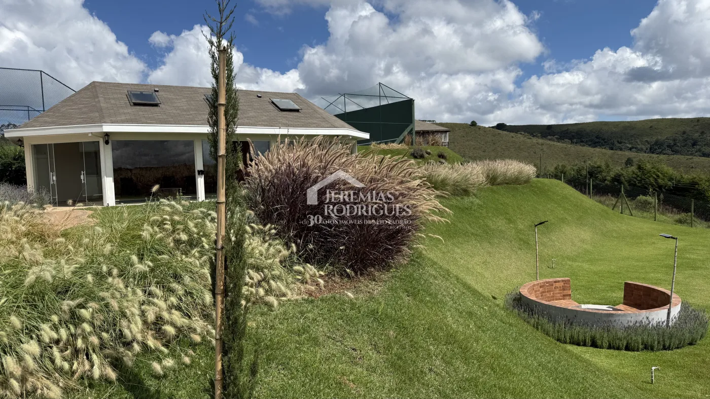 Casa à venda com 4 suítes no Condomínio Jardim Monte Belo em Campos do Jordão/SP.