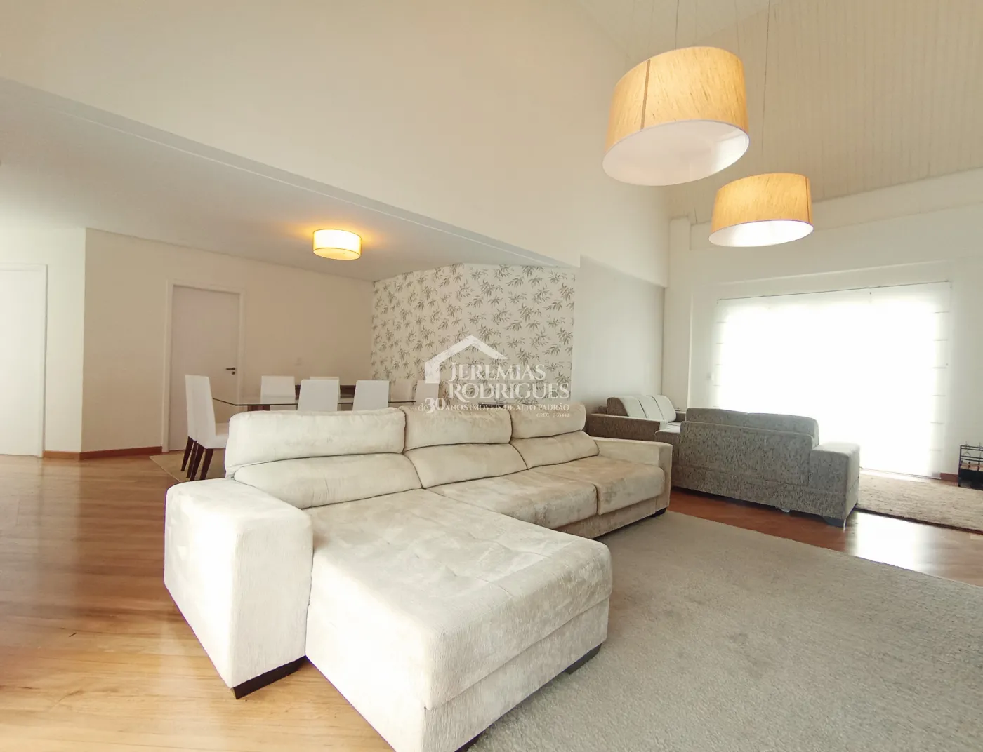 Apartamento duplex à venda com 4 suítes, 401 m² no Condomínio Chateau D Amboise em Campos do Jordão/SP.