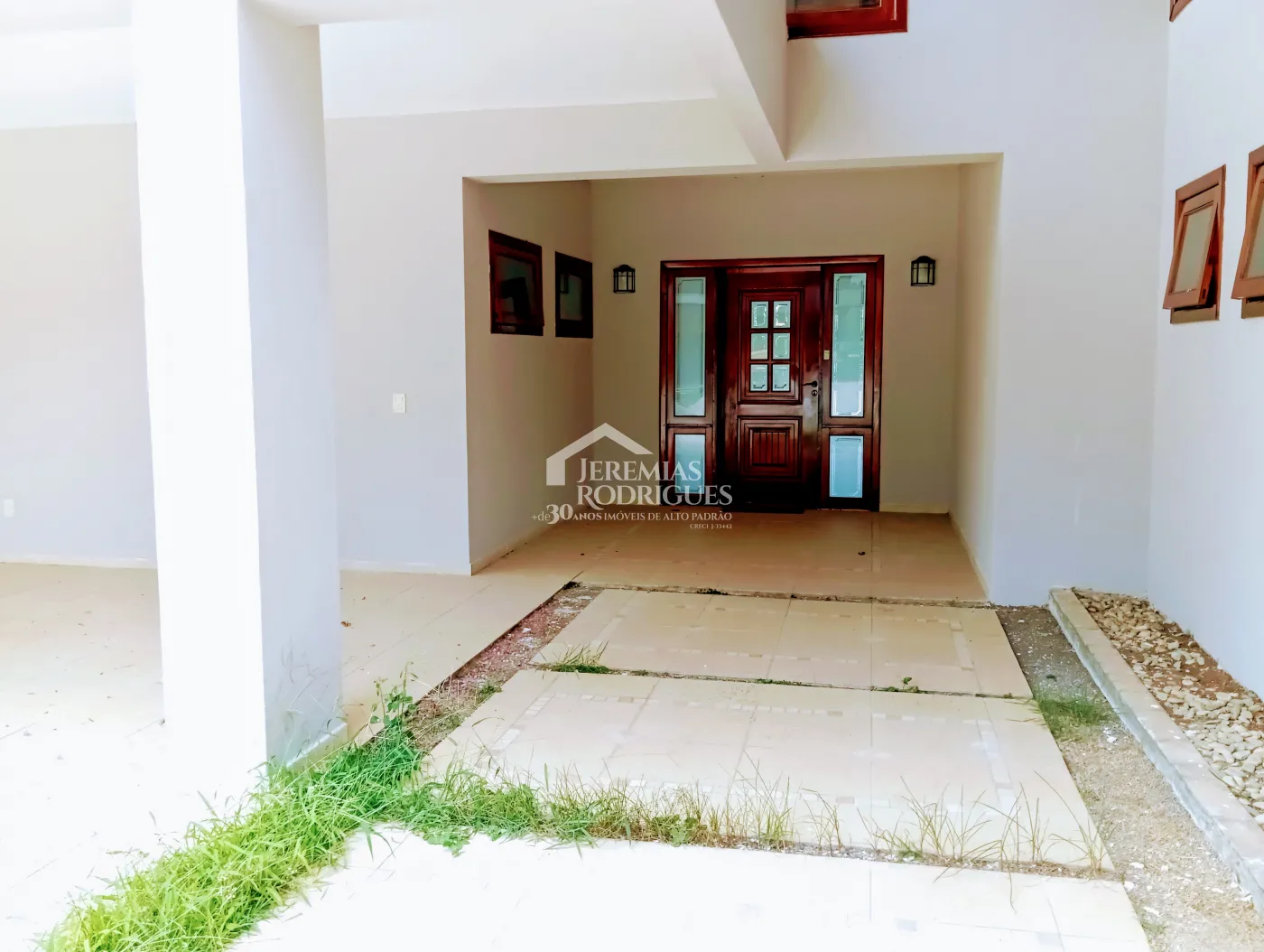 Casa à venda e locação com 4 suítes no Condomínio Colonial Village I em Pindamonhangaba/SP.