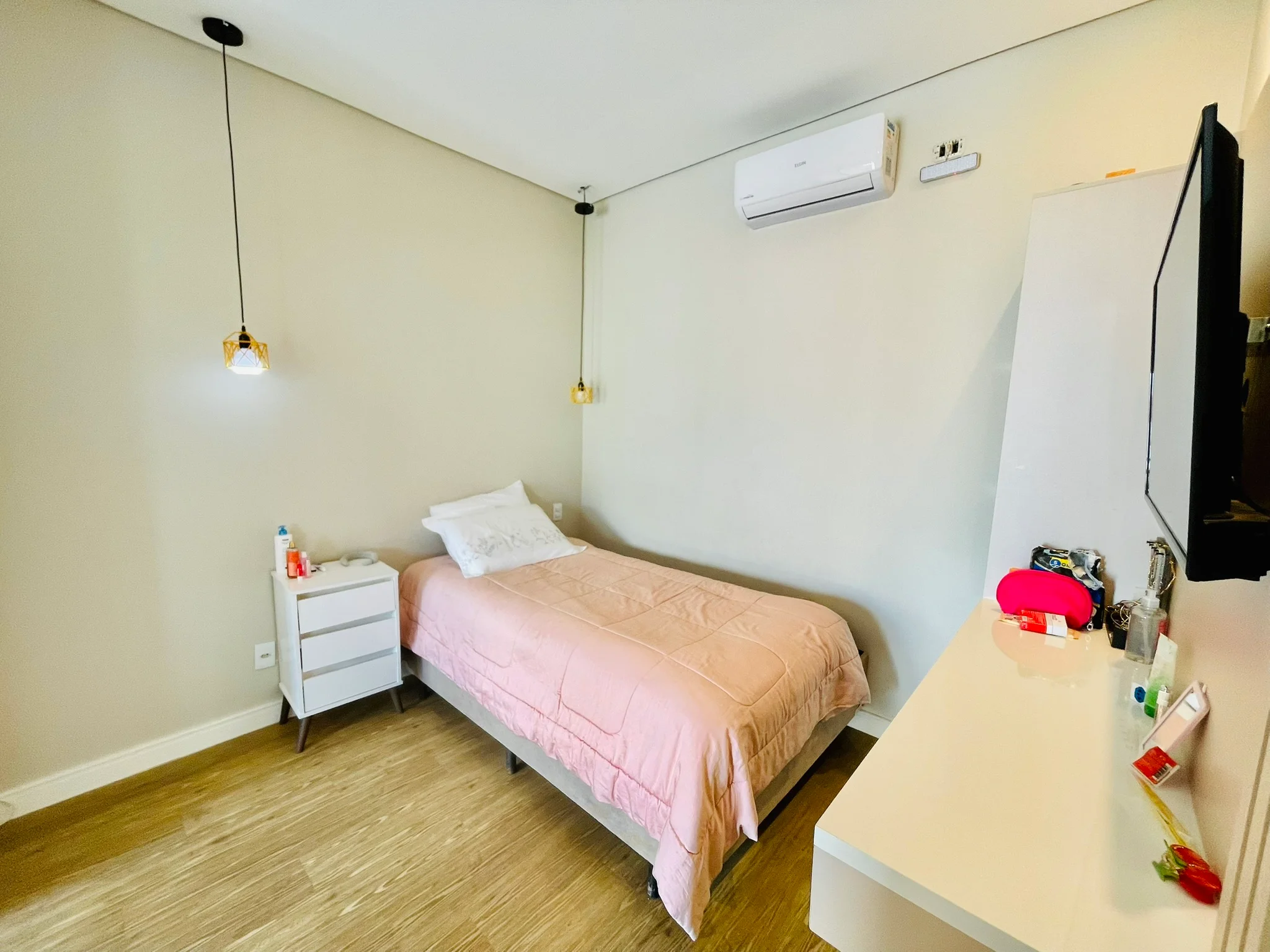 Casa à venda com 4 suítes no Condomínio Tecoara em Taubaté/SP.