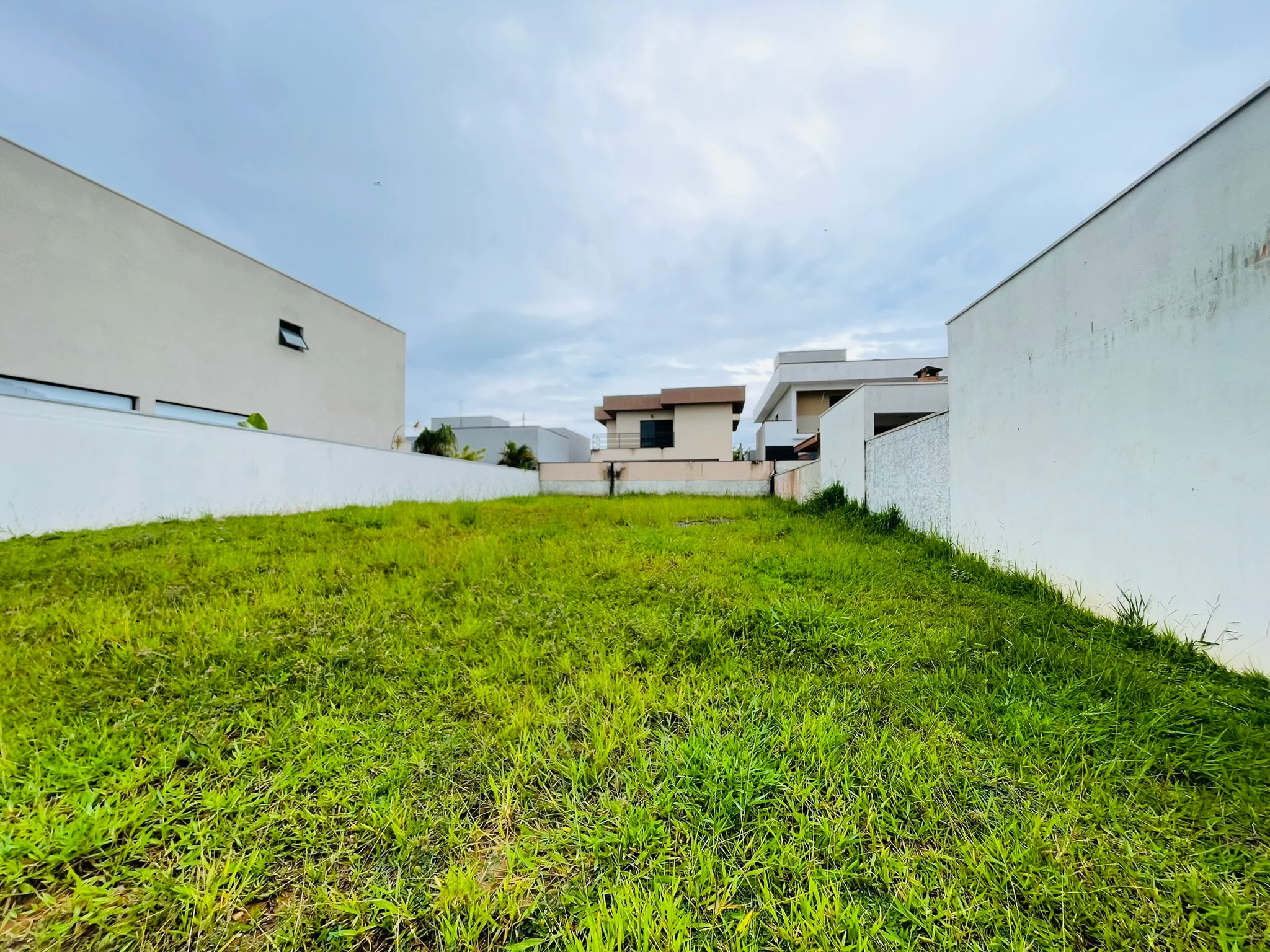 Terreno com 403 m² no Condomínio Ouro Ville em Taubaté/SP. 