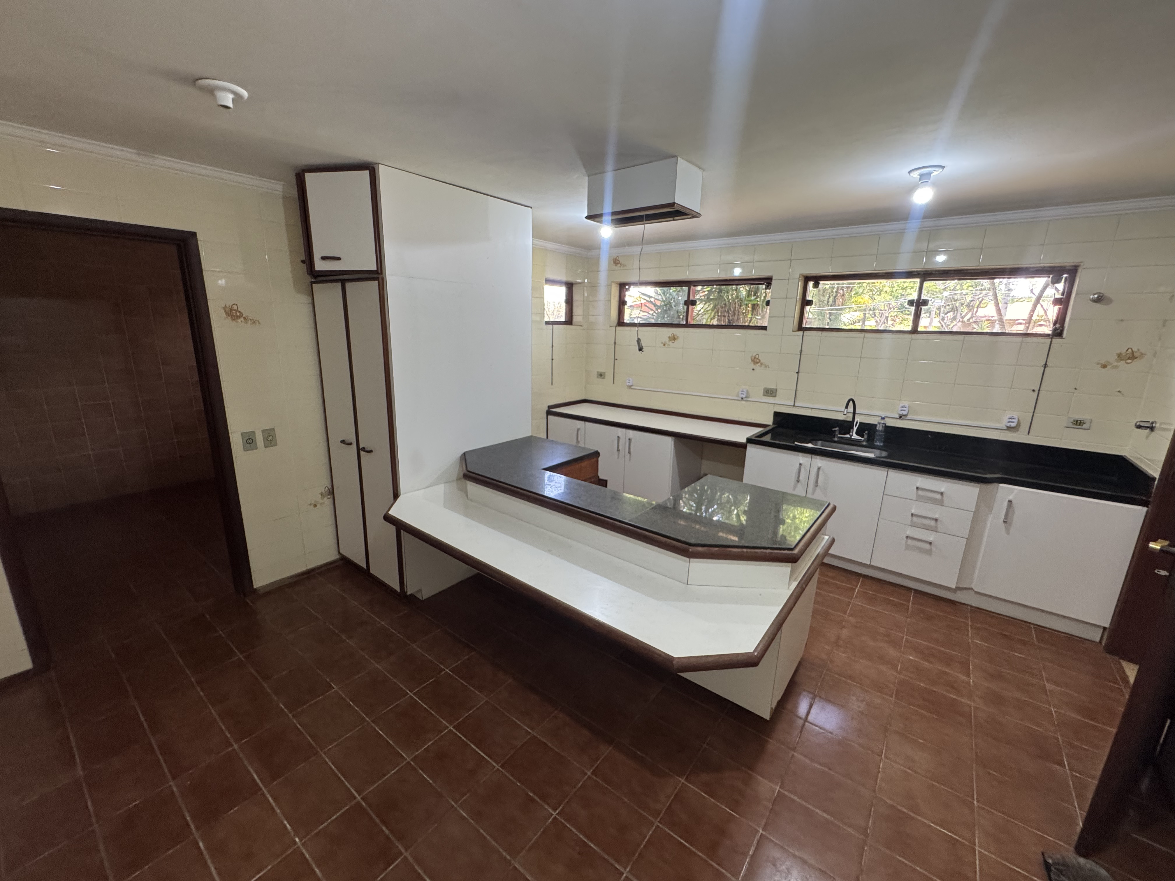 Casa à venda com 5 dormitórios no Condomínio Village Paineiras em Pindamonhangaba/SP.