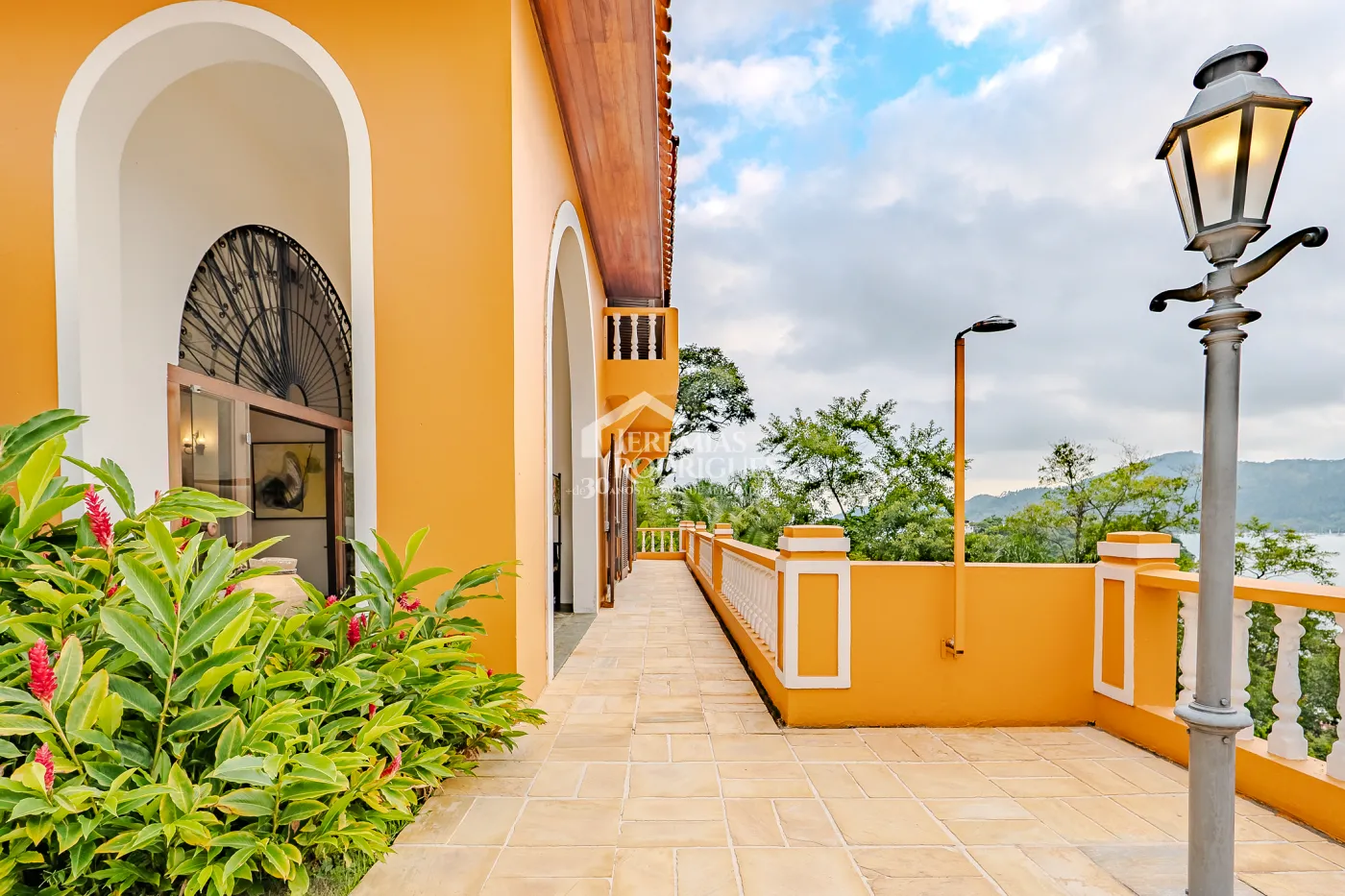 Mansão à venda com 7suítes no Condomínio Santa Rita em Ubatuba/SP.