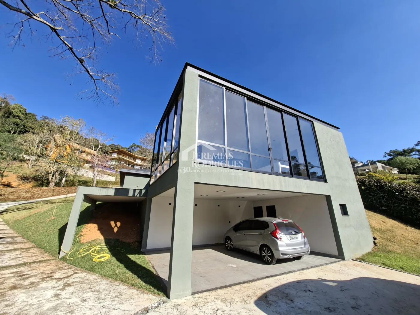 Casa à venda com 4 dormitórios, no Condomínio Parque da Mantiqueira em Santo Antônio do Pinhal/SP.