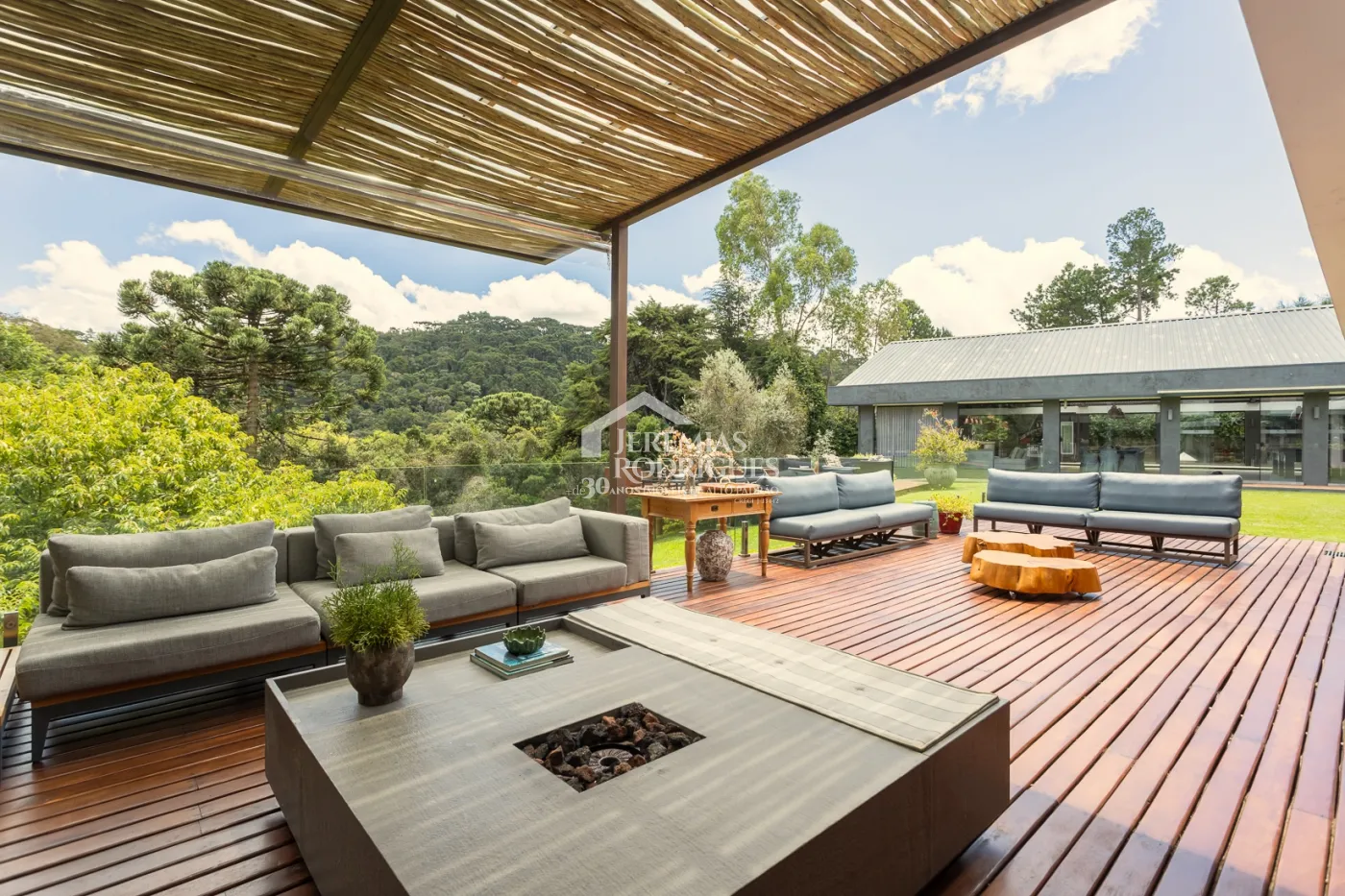 Casa na montanha para venda com 8 suítes no bairro Jardim Belvedere em Campos do Jordão/SP