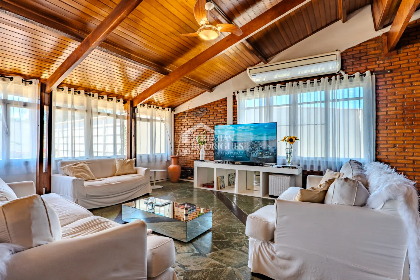 A Imobiliária Jeremias Rodrigues Imóveis de Alto Padrão disponibiliza para venda essa casa no Condomínio Morada do Visconde em Tremembé/SP.