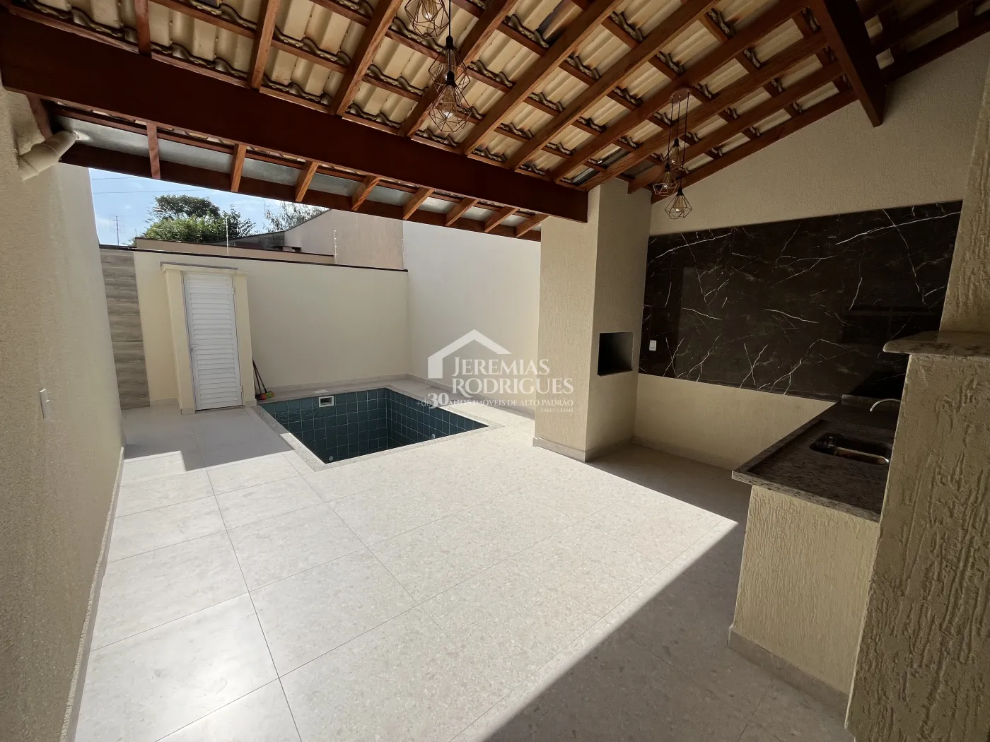 Casa com 3 dormitórios, 250,00 m² - Vila Suíça - Pindamonhangaba/SP.