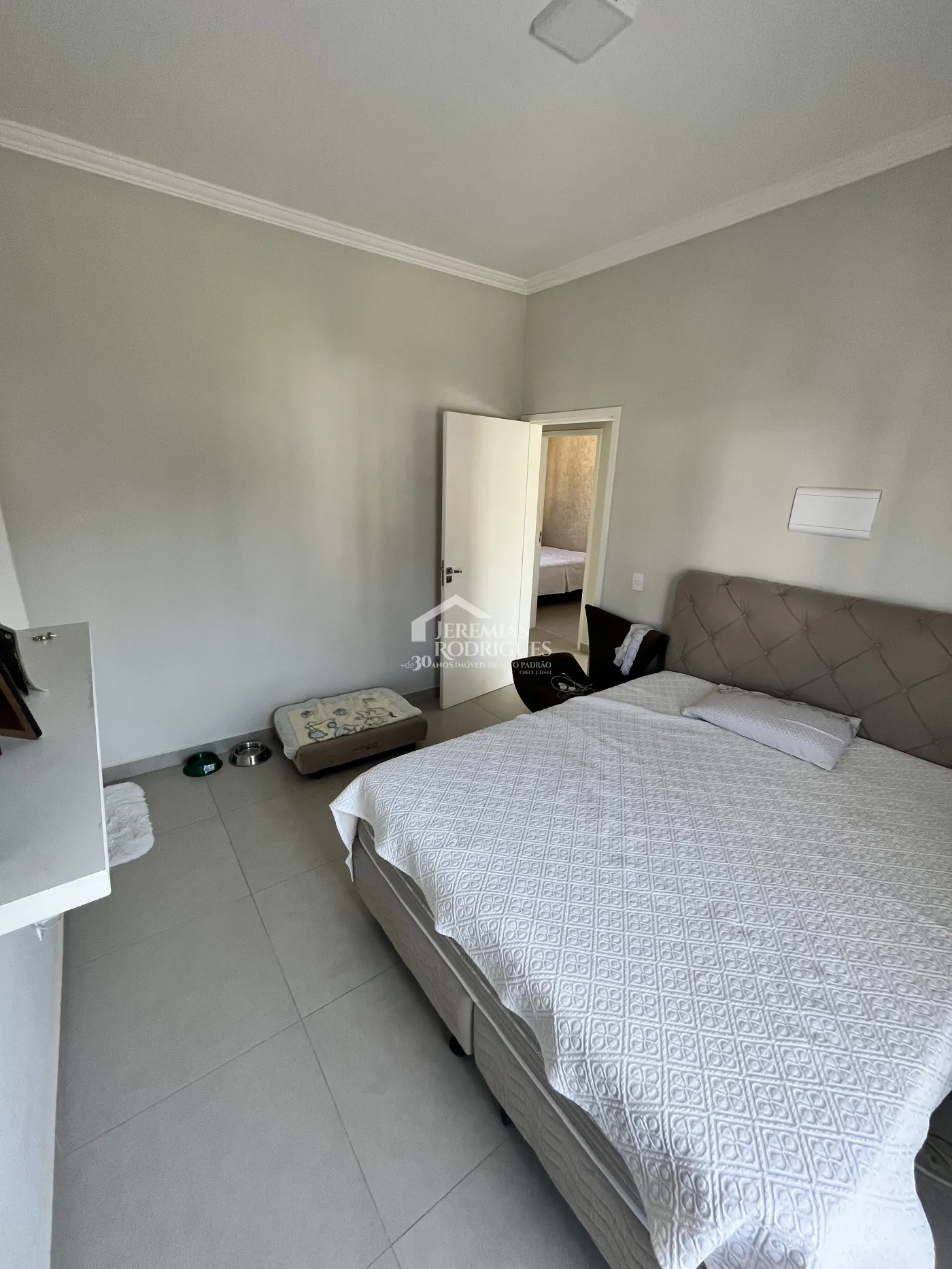 Casa assobradada à venda com 3 suítes no Condomínio Morada do Visconde em Tremembé /SP.