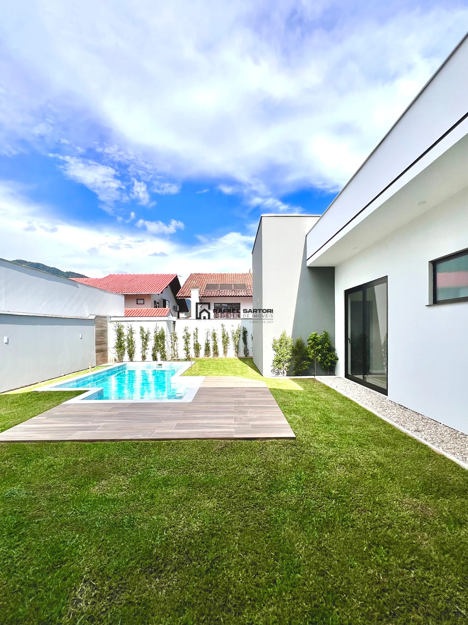 CASA NOVA COM 04 QUARTOS NO AMIZADE