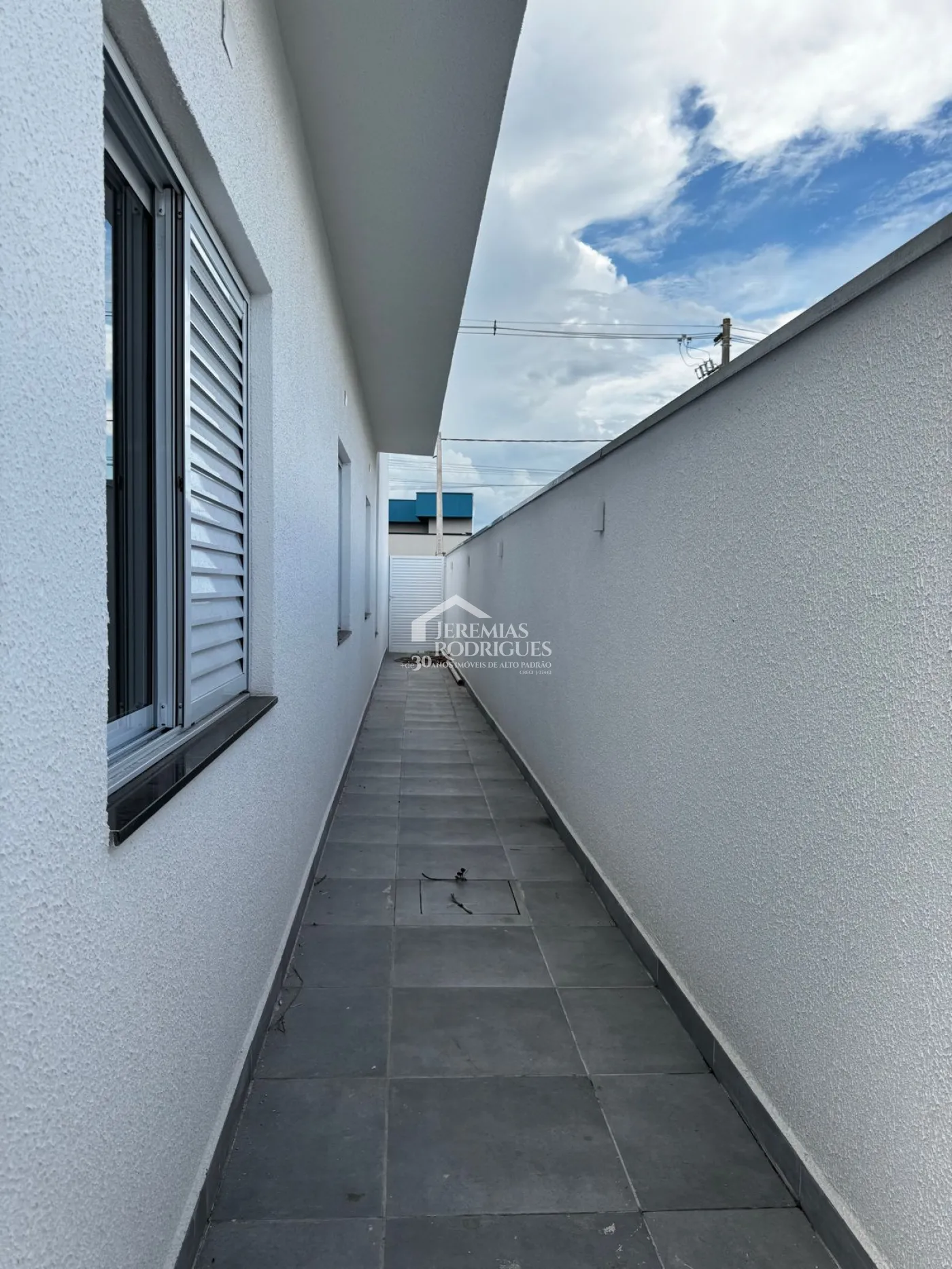 Casa à venda com 3 dormitórios no Condomínio Vila Romana em Pindamonhangaba/SP.
