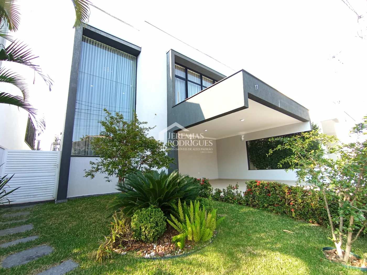 Casa para venda e locação com 3 dormitórios, no Condomínio Campos do Conde II em Tremembé/SP.