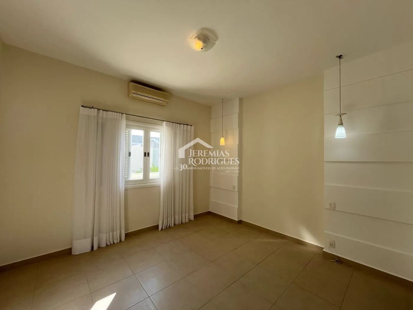 Casa à venda com 4 suítes no Condomínio Taubaté Village em Taubaté/SP.