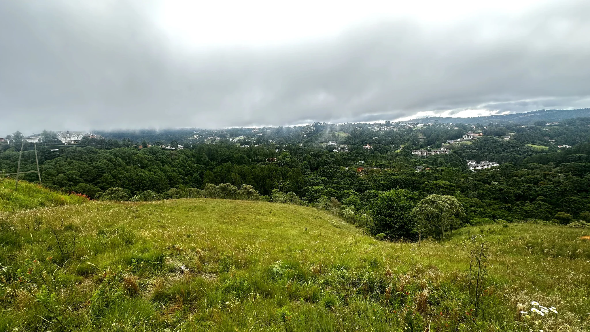 Terreno à venda com 2.650 m² no Condomínio Reserva Figueiredo em Campos do Jordão/SP. 